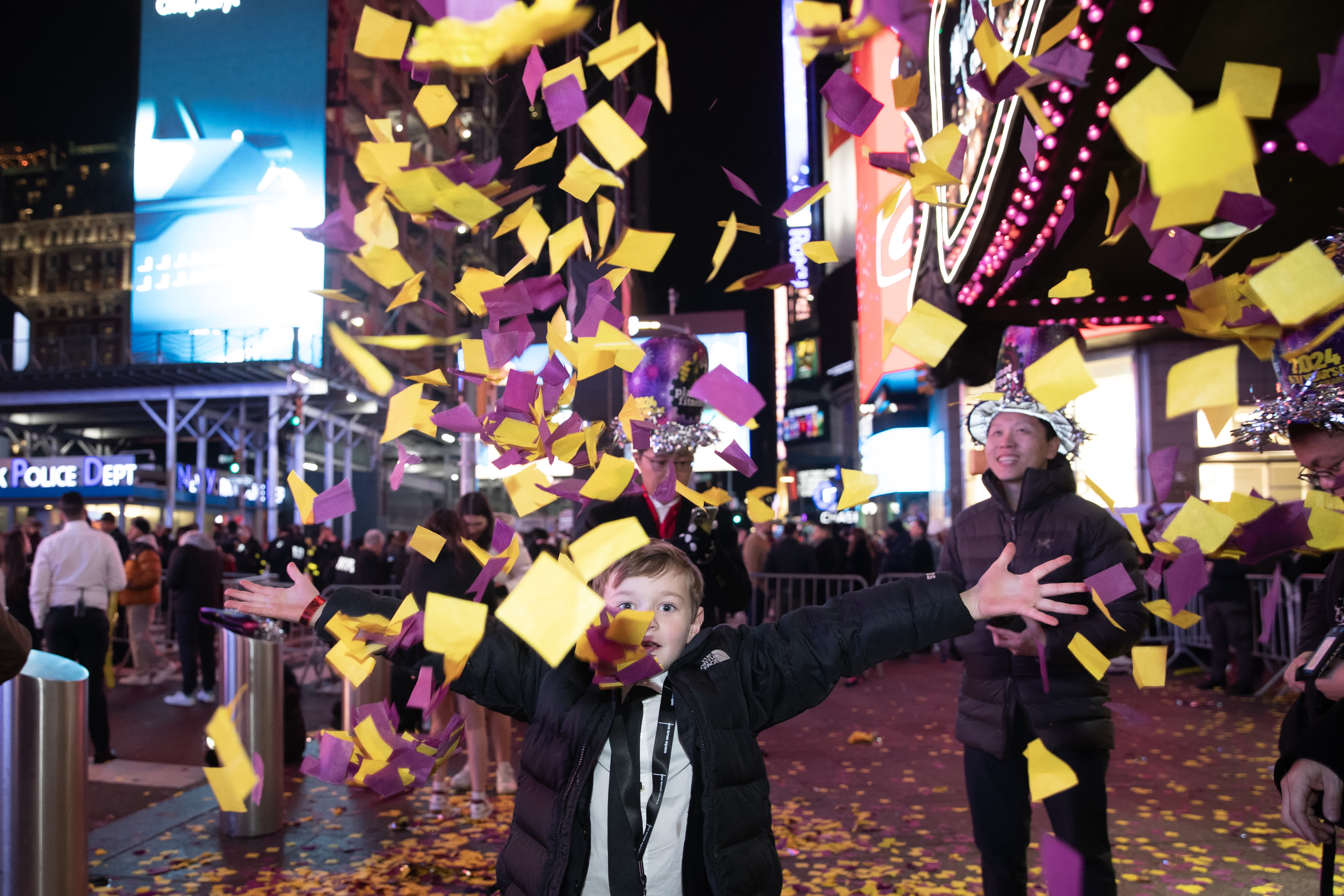 圖為現場飄落的彩色紙片吸引孩童。