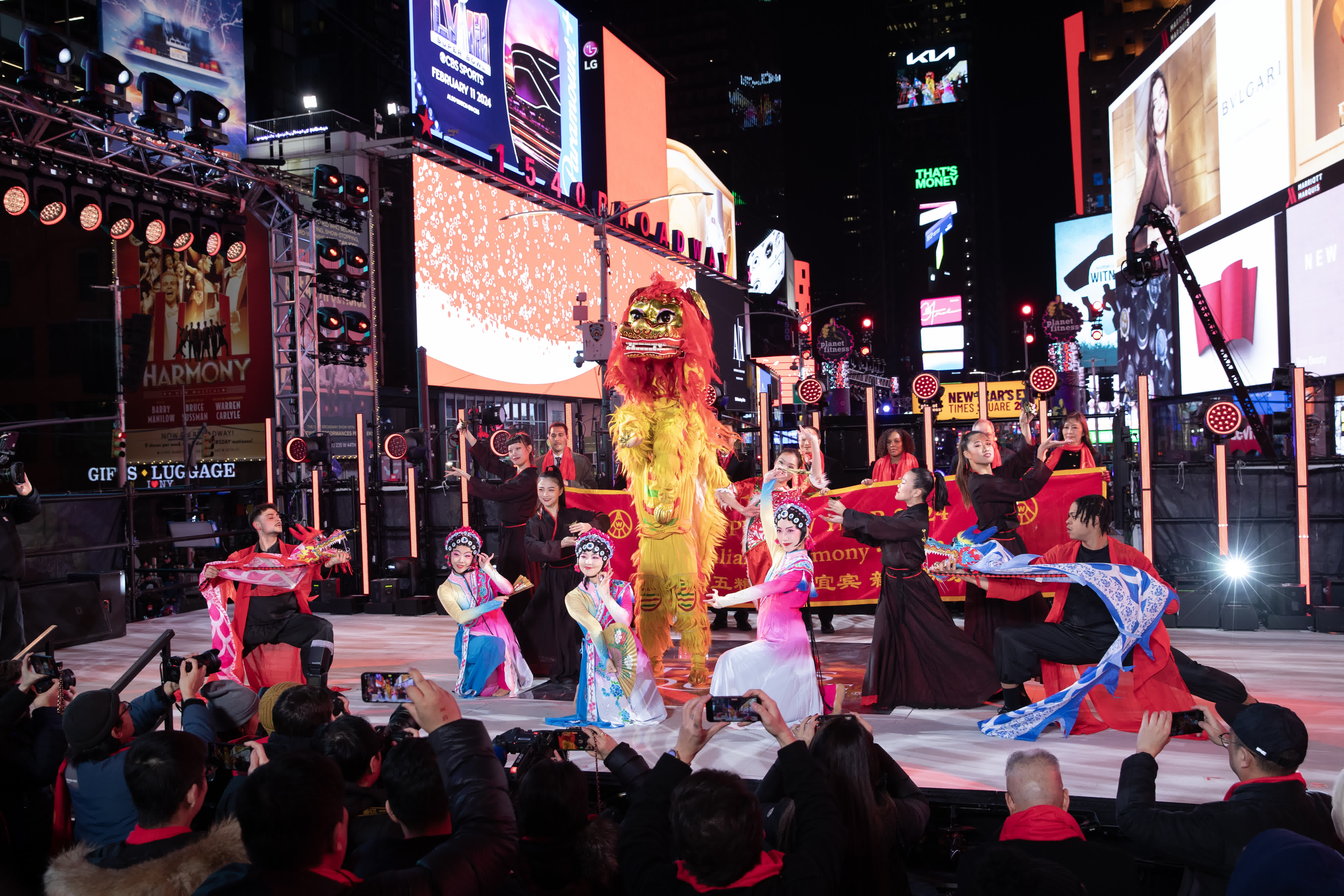 當地時間2023年12月31日，紐約時報廣場舉行新年倒計時慶祝活動，活動開幕慶典以「萬里長江第一城」宜賓及中國酒文化為主題，舞龍獅、俏花旦等中國四川傳統文藝表演相繼登台，結合現場多個大屏幕視頻向紐約民眾展演宜賓的人文風情，展現中國傳統文化和合共生、包容互惠的底蘊。圖為現場文藝表演。