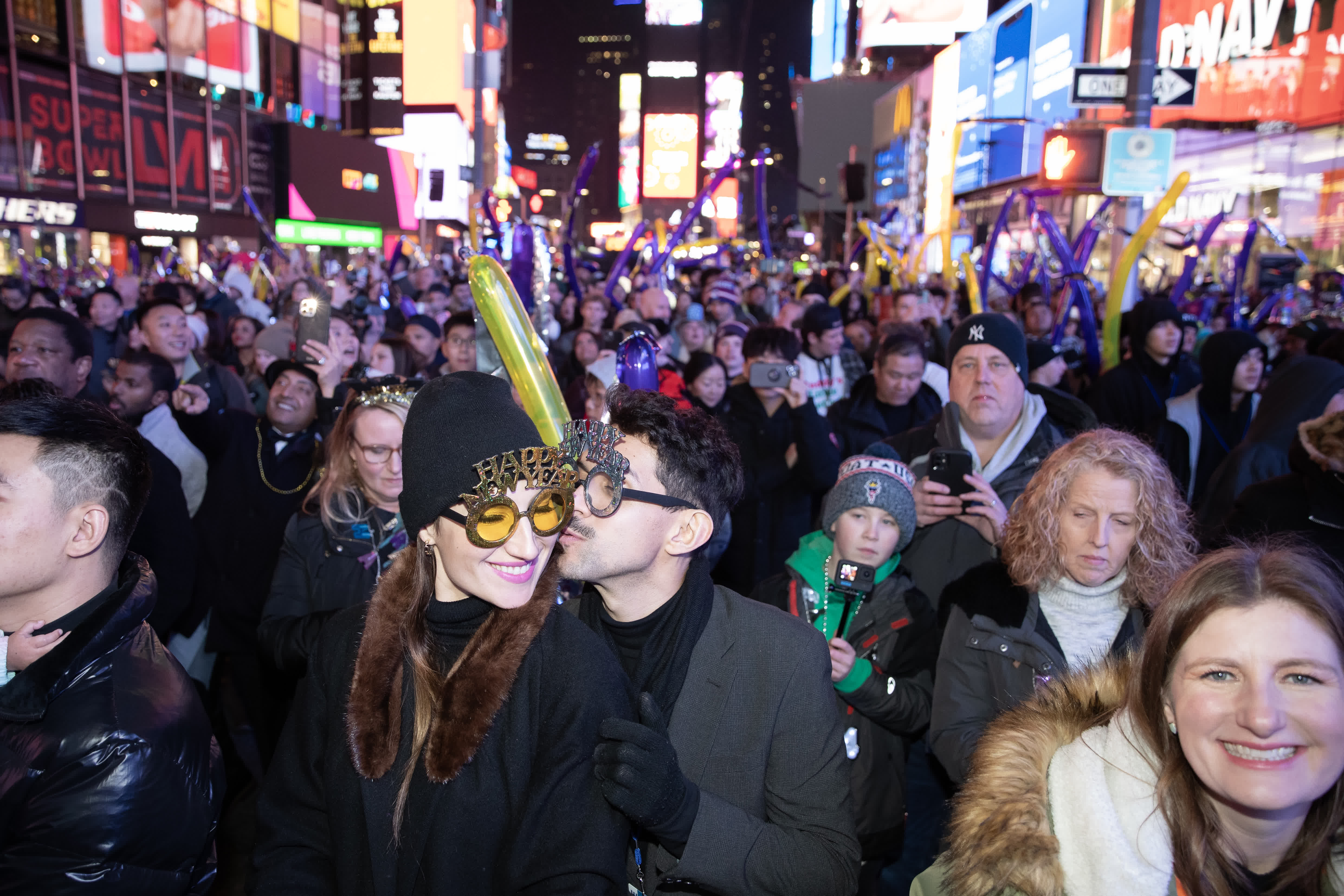 圖為民眾守望大屏幕迎接新年到來。