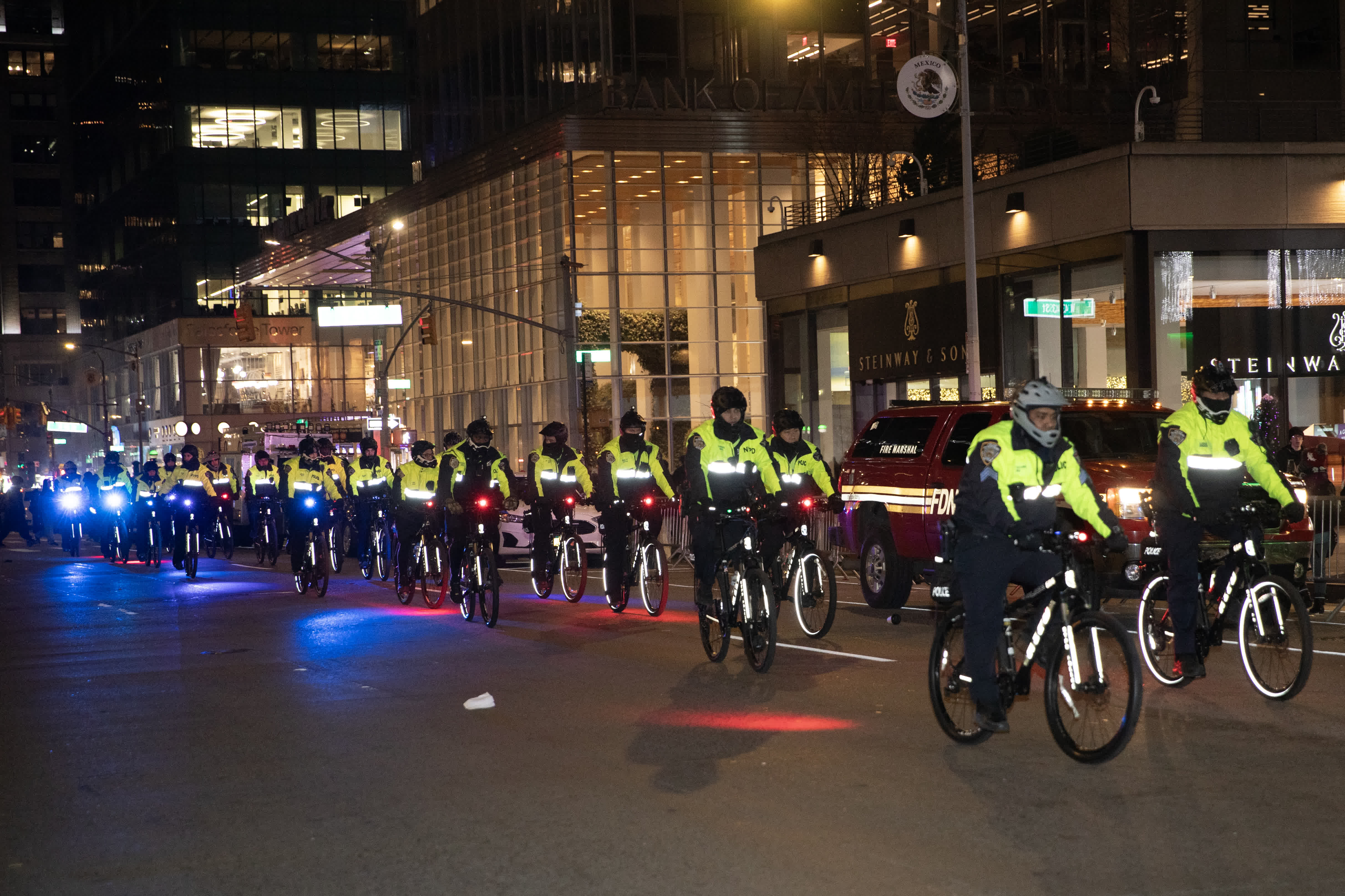 據主辦方介紹，時報廣場當晚迎來2019年以來最大規模的跨年慶典人潮。現場部署的警察數量較往年有所增加。圖為時報廣場一側，騎自行車執勤的警察。 