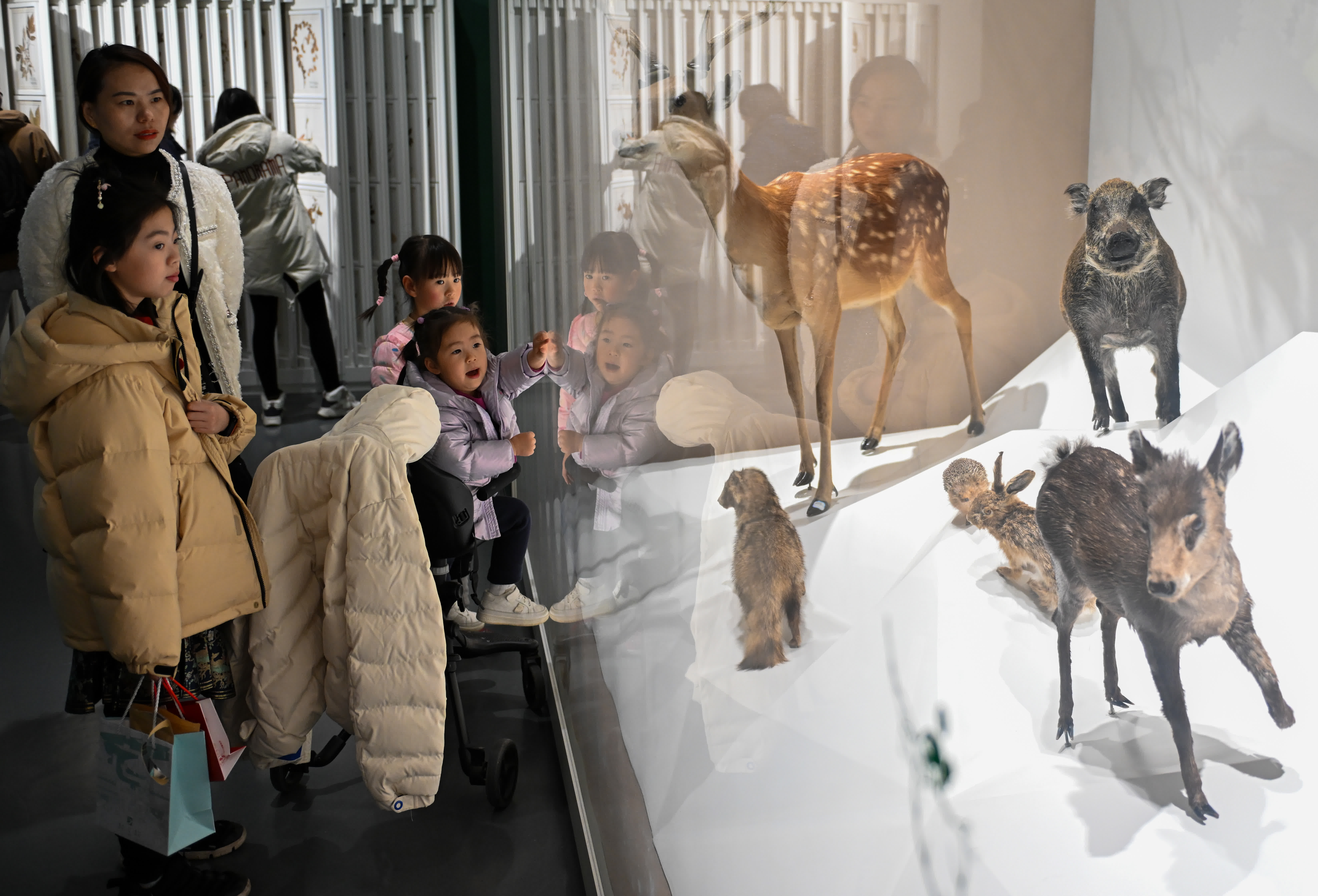 2024年1月1日，遊客在江蘇揚州中國大運河博物館觀看展覽。（新華社）