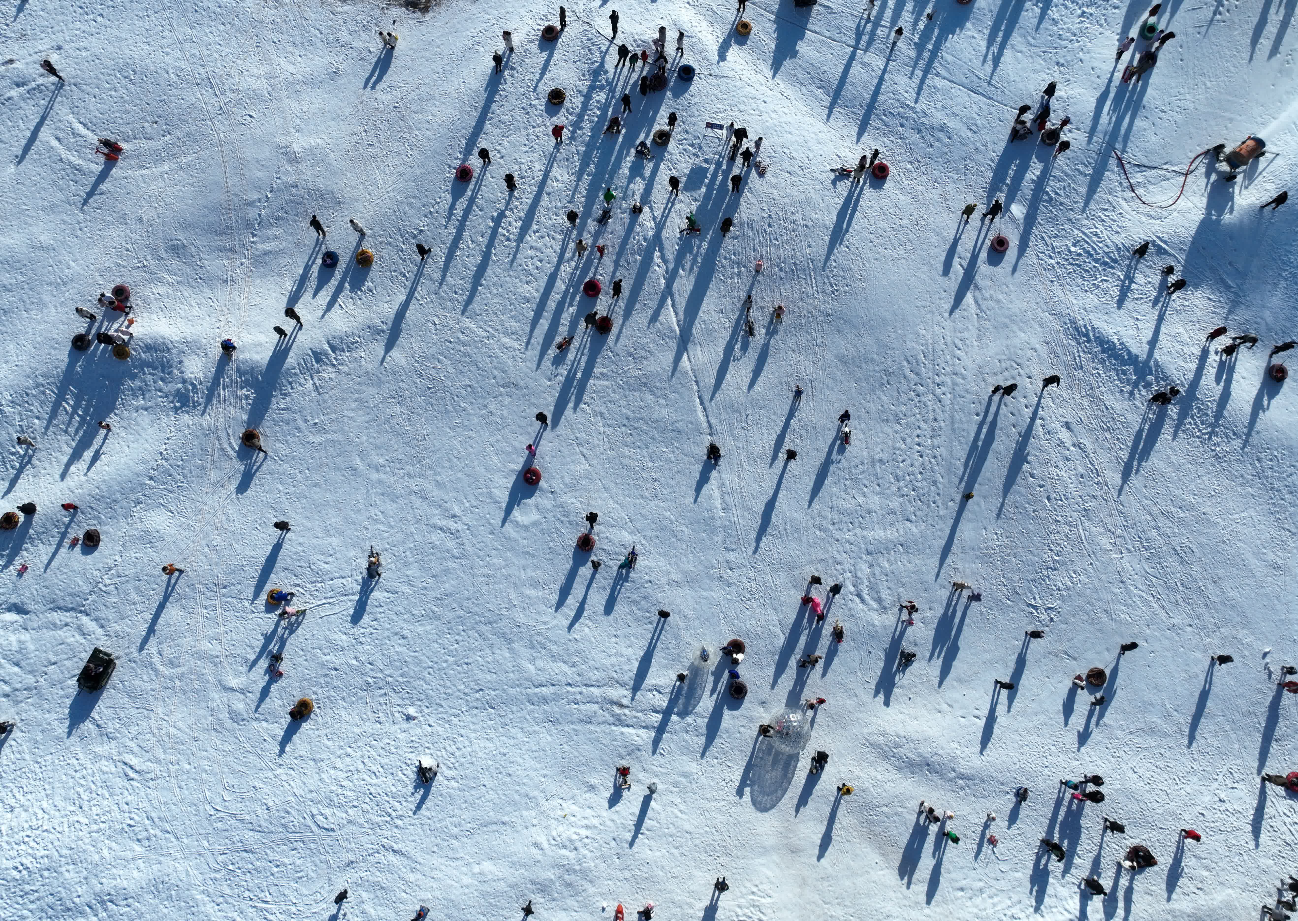 2024年1月1日，遊客在甘肅敦煌國際會展中心體驗冰雪遊玩項目（無人機照片）。（新華社）