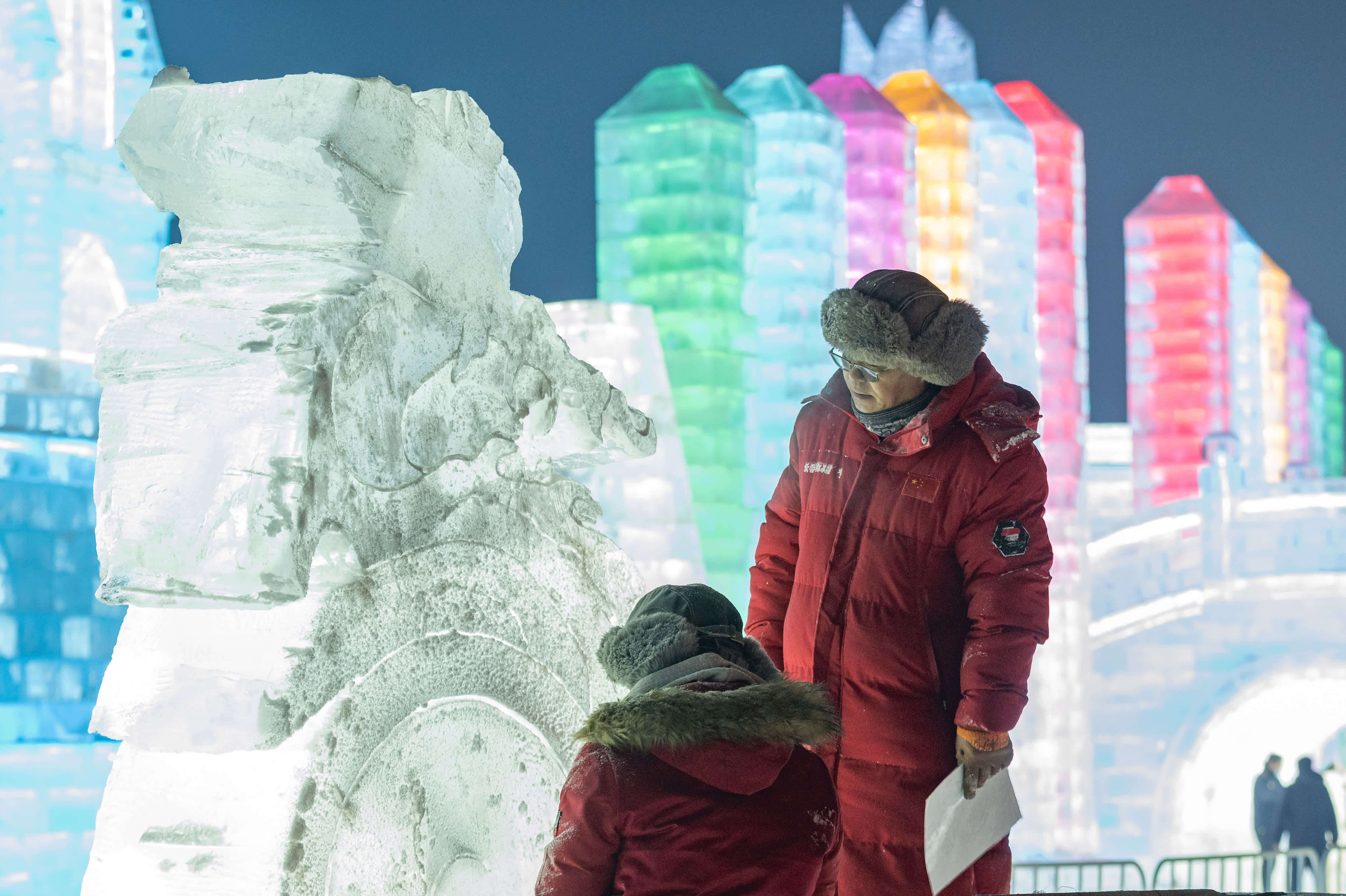 1月2日,在冰雪大世界園區內,參賽選手在進行冰雕創作。(新華社) 1月2日,在冰雪大世界園區內,參賽選手在進行冰雕創作。(新華社)