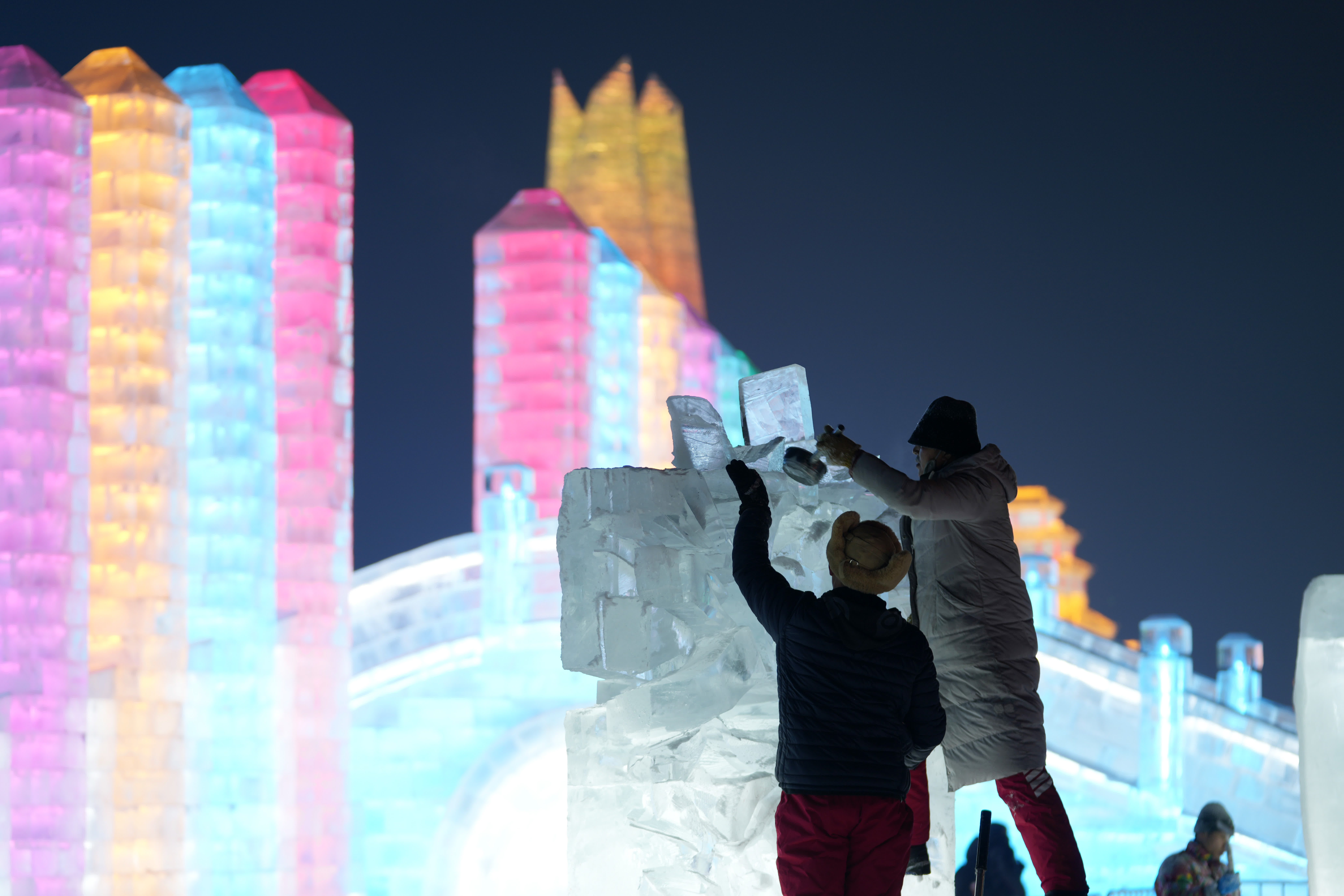1月2日,在冰雪大世界園區內,參賽選手在進行冰雕創作。(新華社) 1月2日,在冰雪大世界園區內,參賽選手在進行冰雕創作。(新華社)