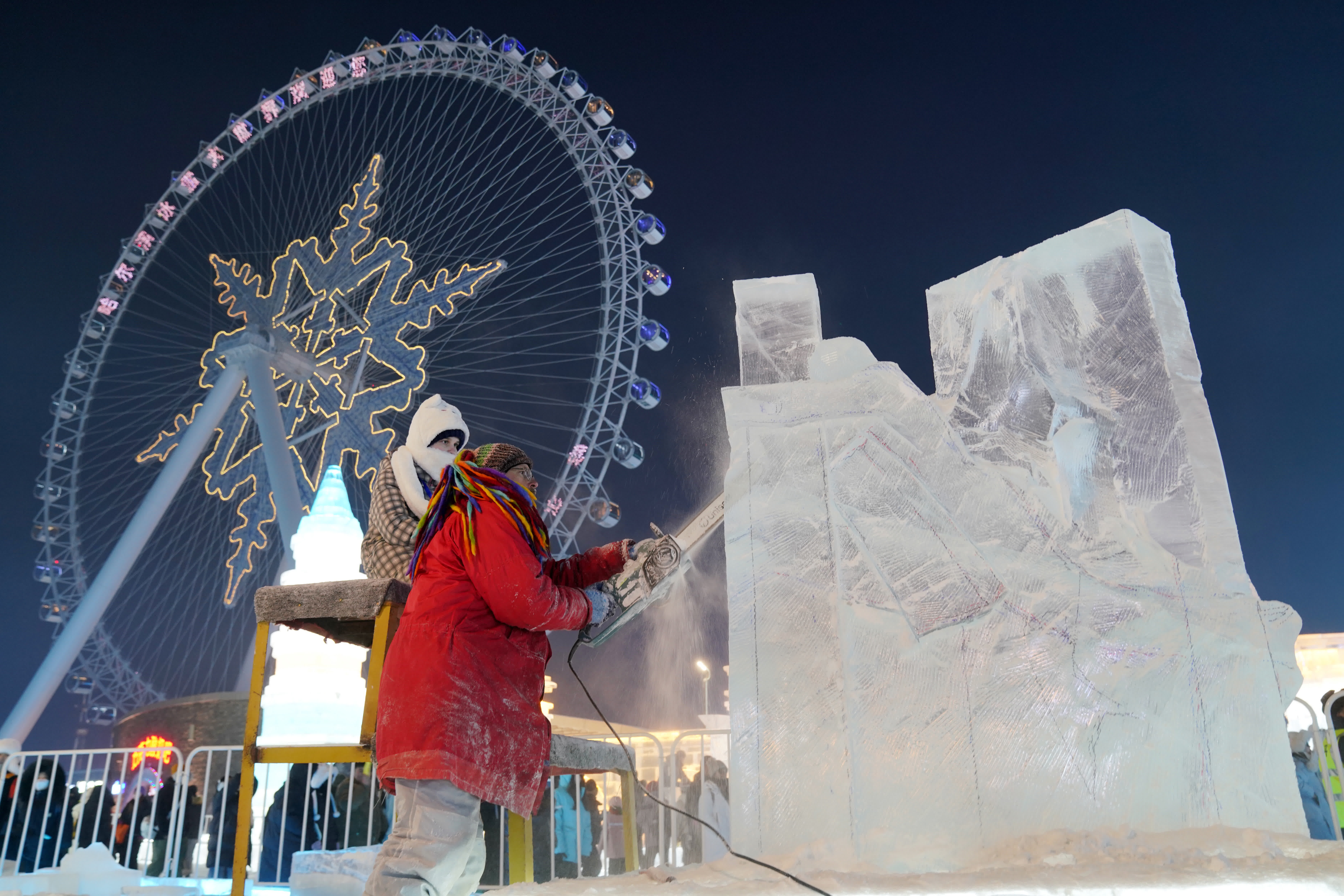 1月2日,在冰雪大世界園區內,參賽選手在進行冰雕創作。(新華社) 1月2日,在冰雪大世界園區內,參賽選手在進行冰雕創作。(新華社)