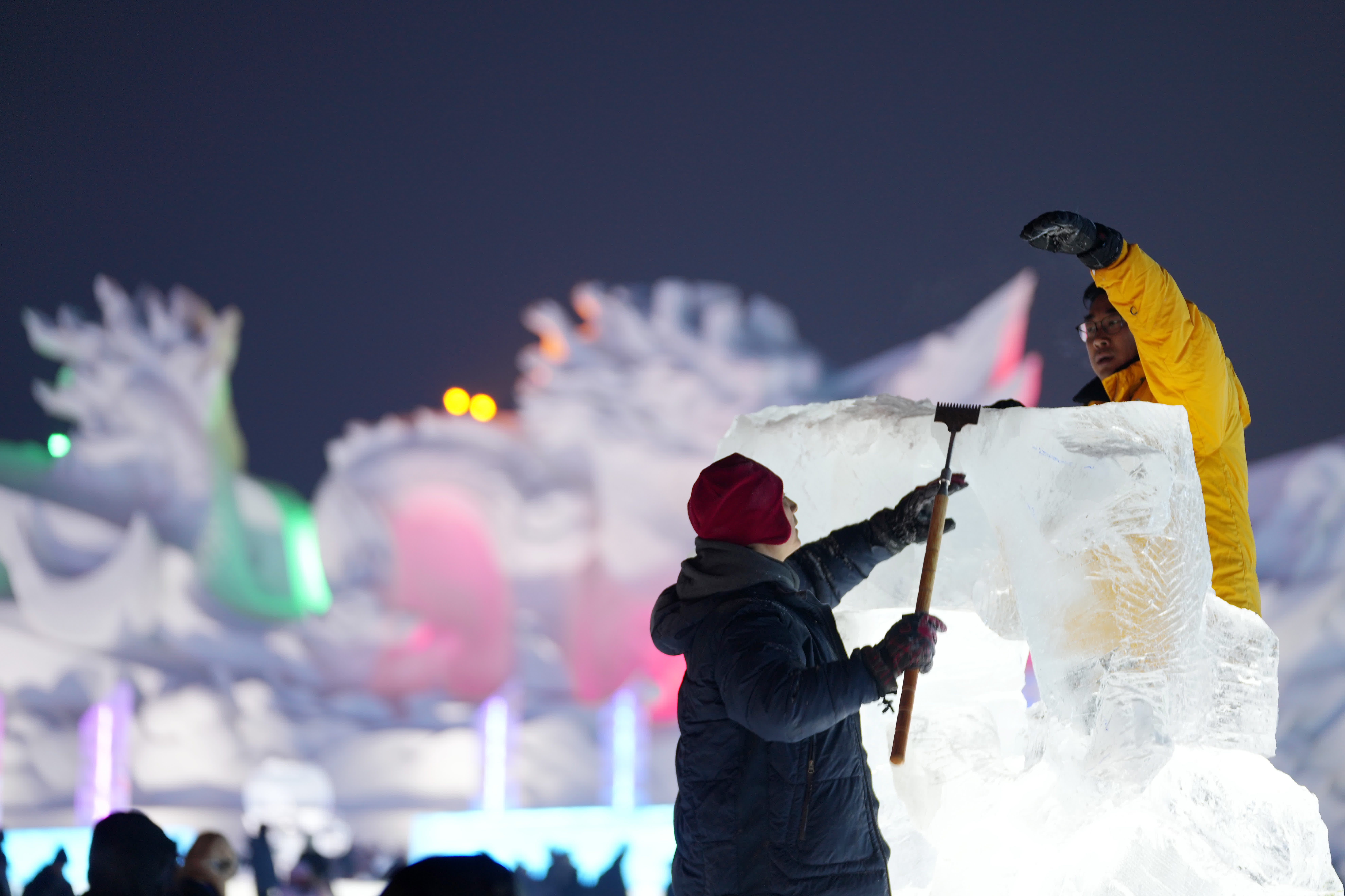 1月2日,在冰雪大世界園區內,參賽選手在進行冰雕創作。(新華社) 1月2日,在冰雪大世界園區內,參賽選手在進行冰雕創作。(新華社)