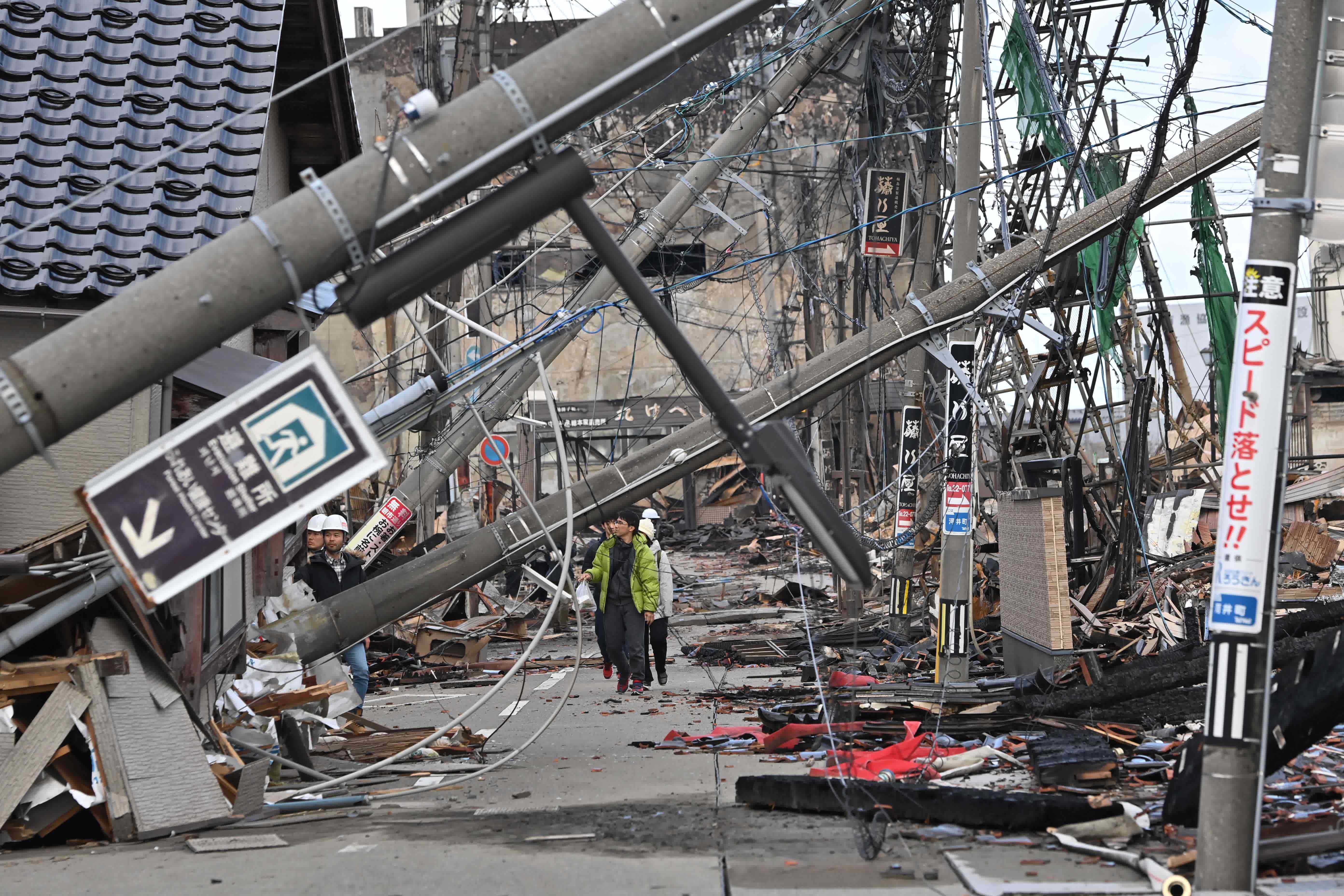 日本能登半島地震已致128人遇難　2300人孤立無援