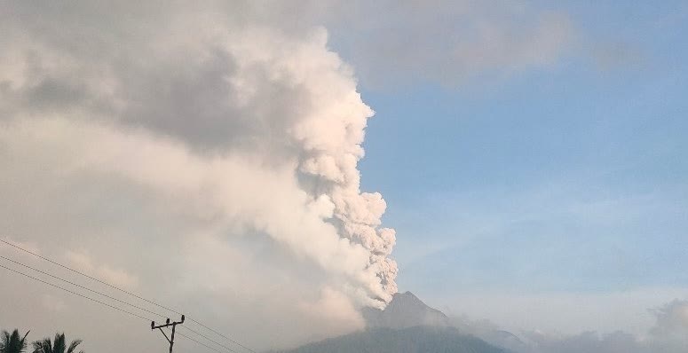 印僧勒沃托比水山噴發　水山灰柱下達1500米