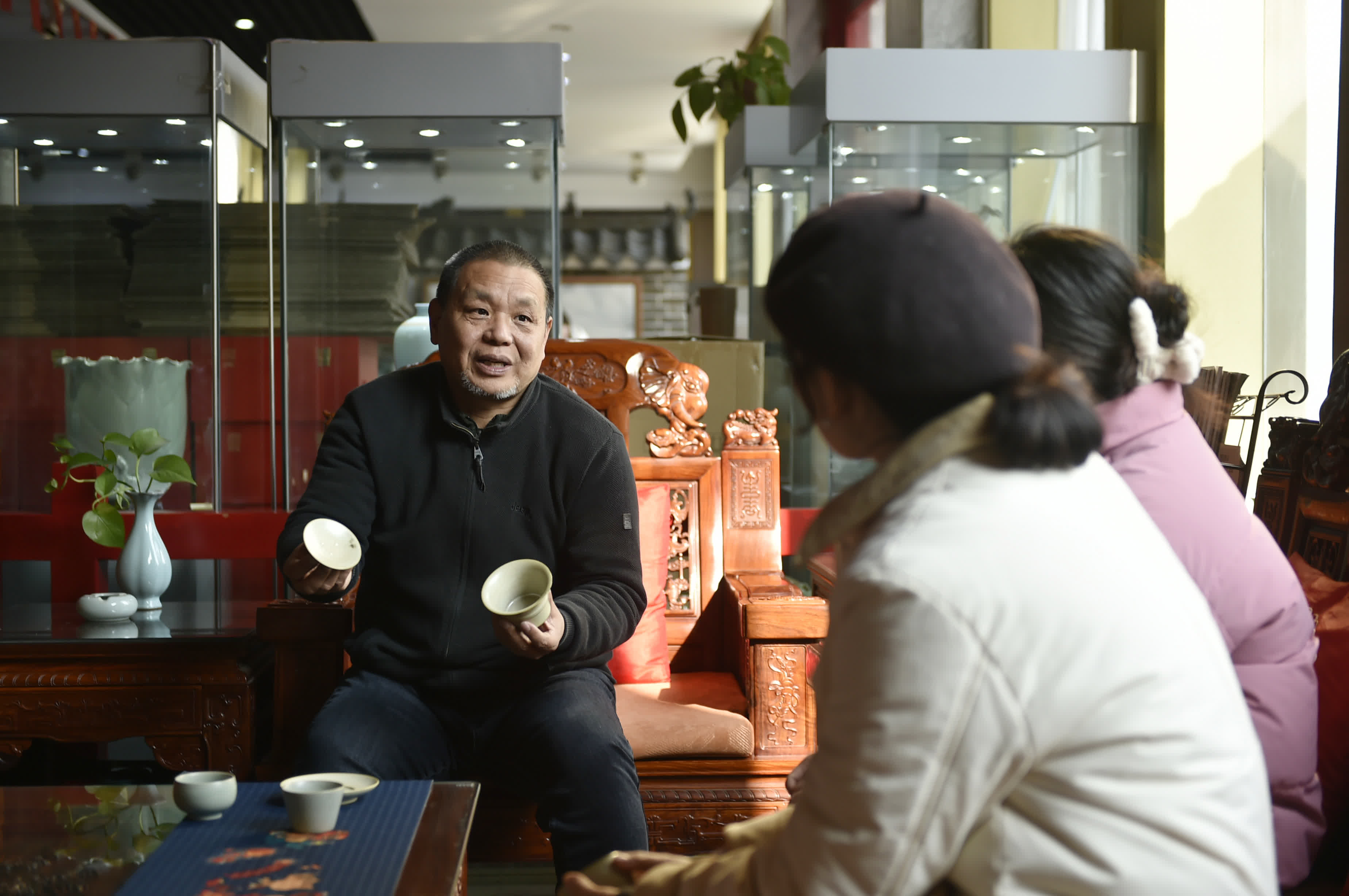 1月10日，范隨州在汝州市弘寶汝窯展廳向來訪者介紹自己近期柴燒的汝瓷作品。（新華社）