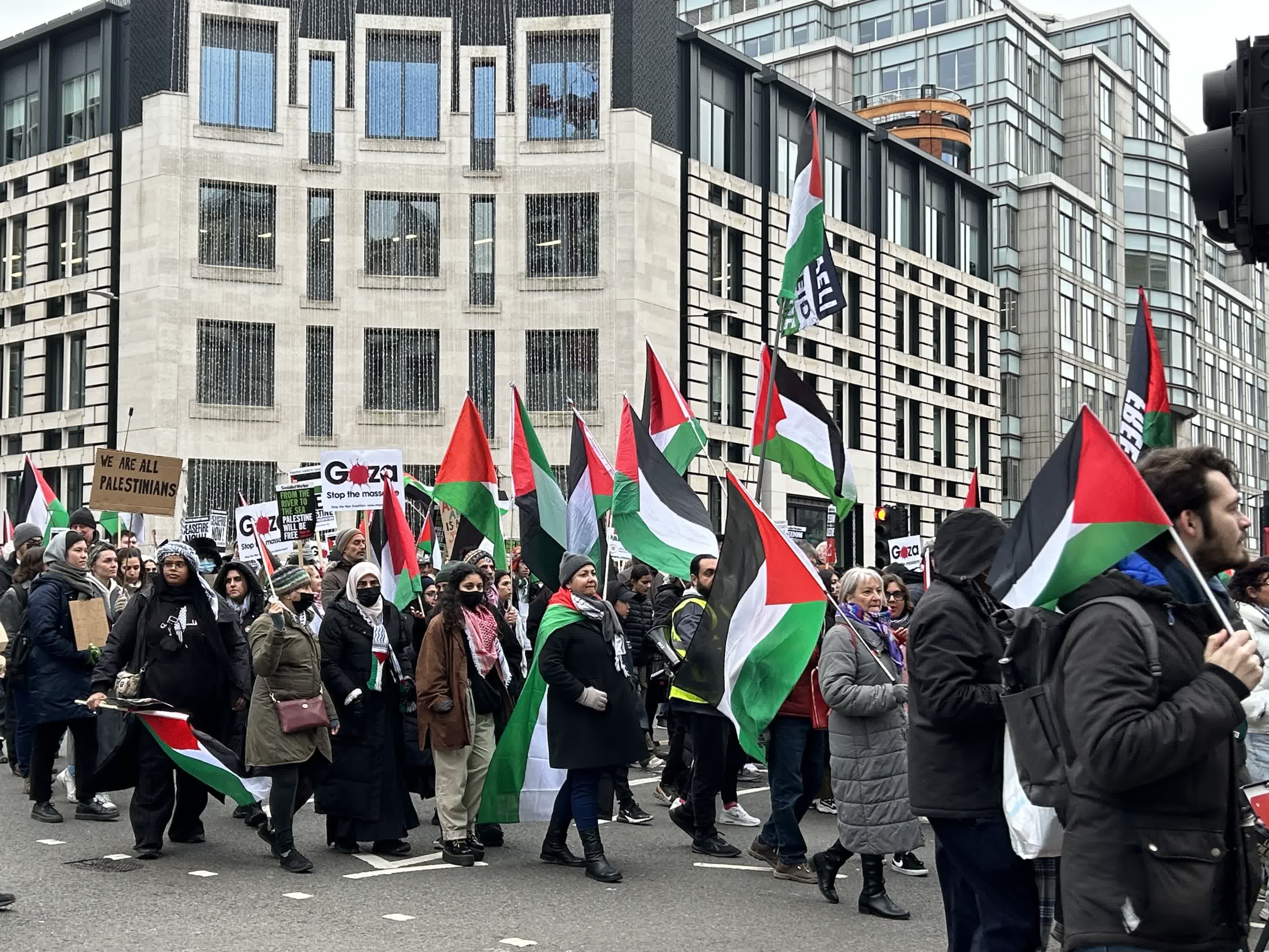 20萬人倫敦街頭遊行聲援巴勒斯坦　部分抗議者高呼支持胡塞口號