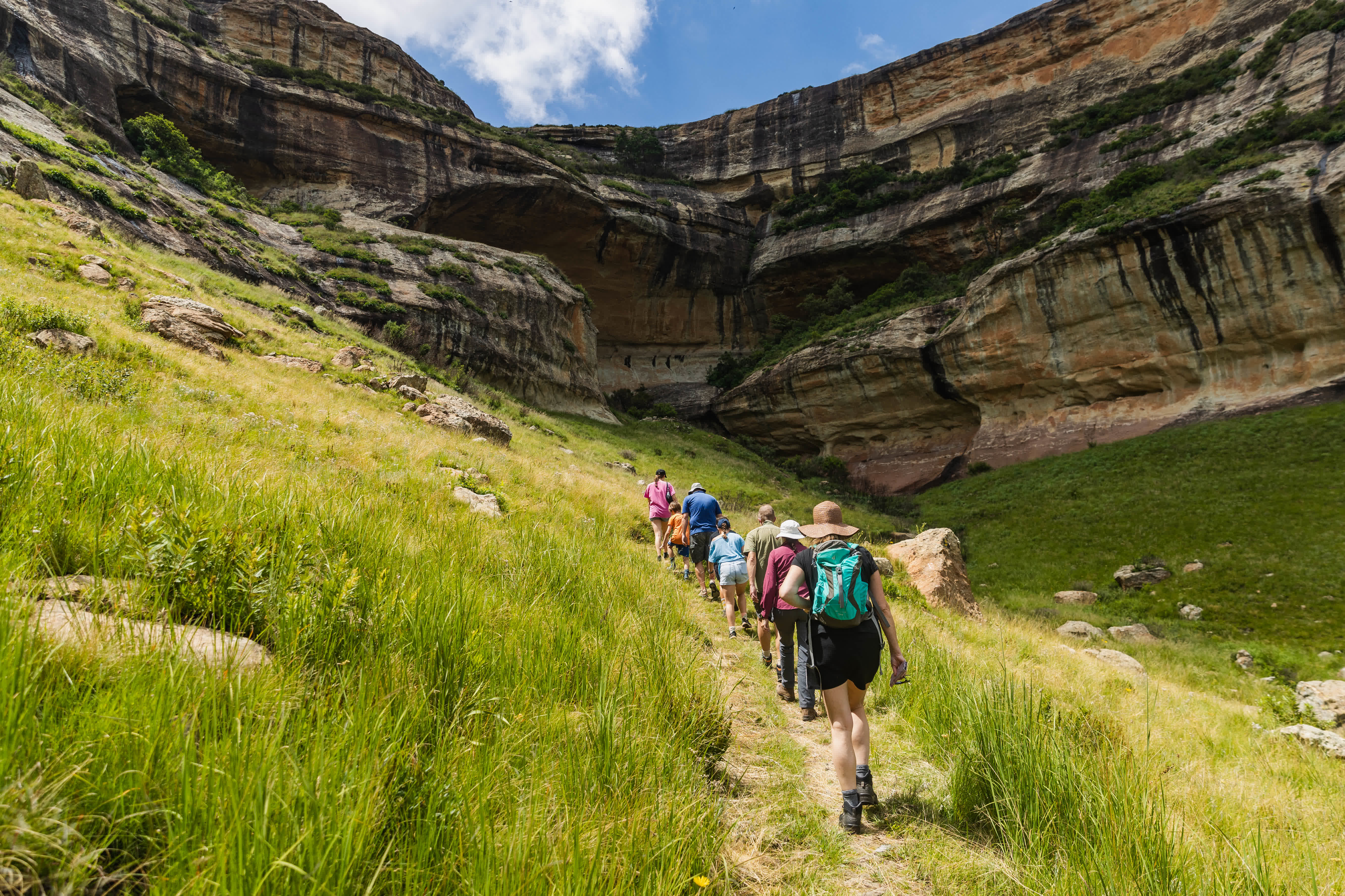 1月14日，遊客在南非金門高地國家公園內徒步。（新華社）