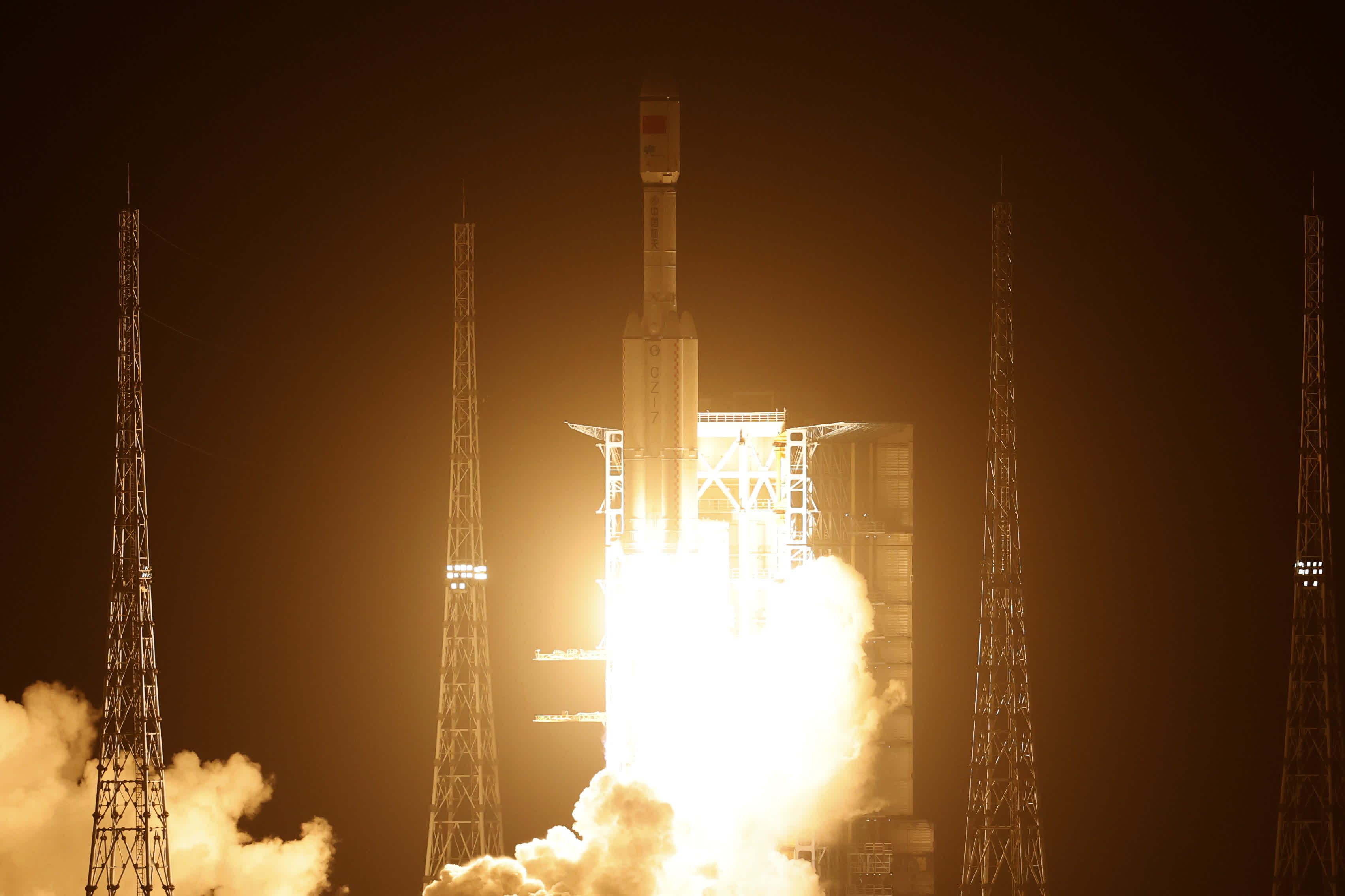搭載天舟七號貨運飛船的長征七號遙八運載火箭點火瞬間。 （中新社）