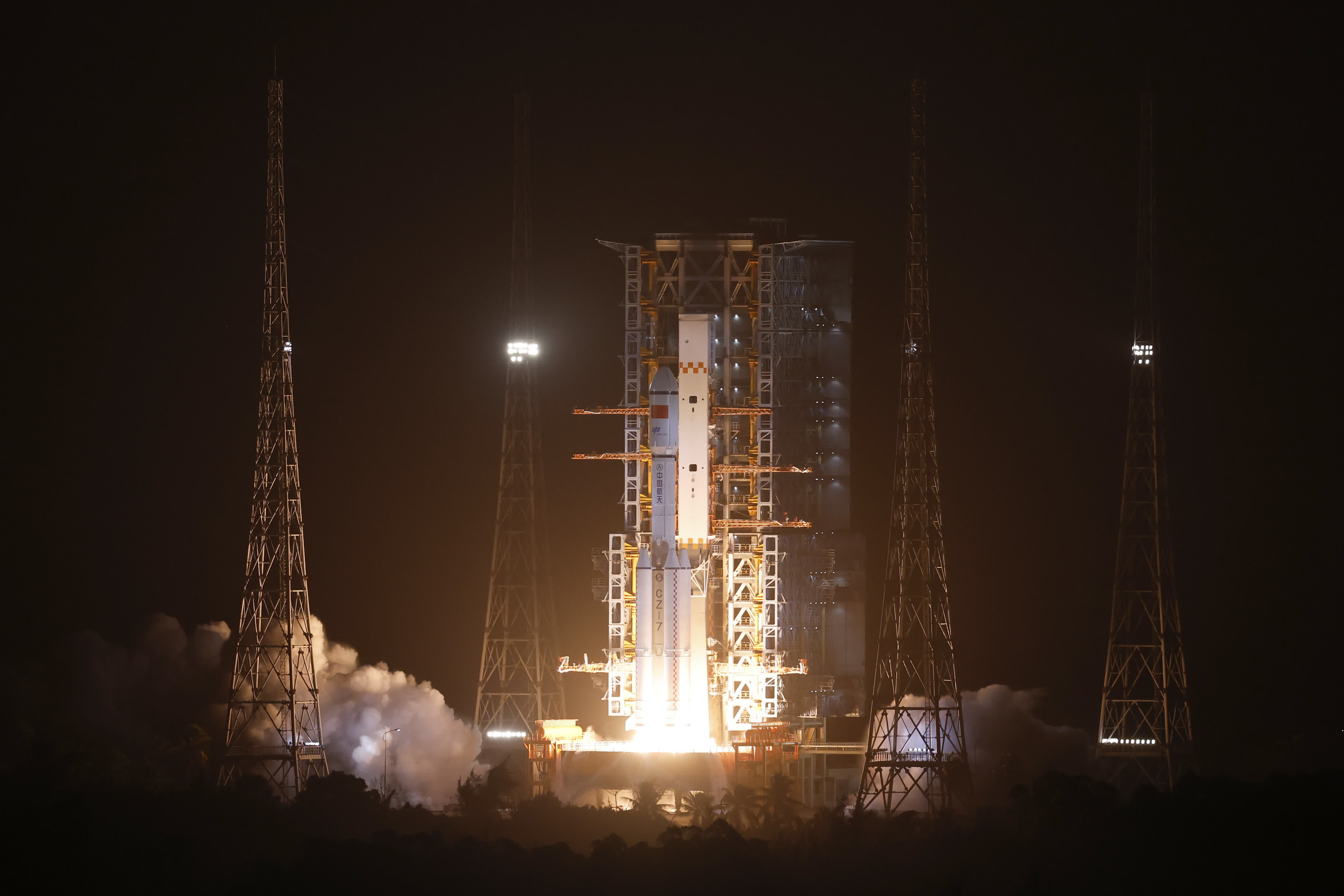 搭載天舟七號貨運飛船的長征七號遙八運載火箭點火瞬間。 （中新社）