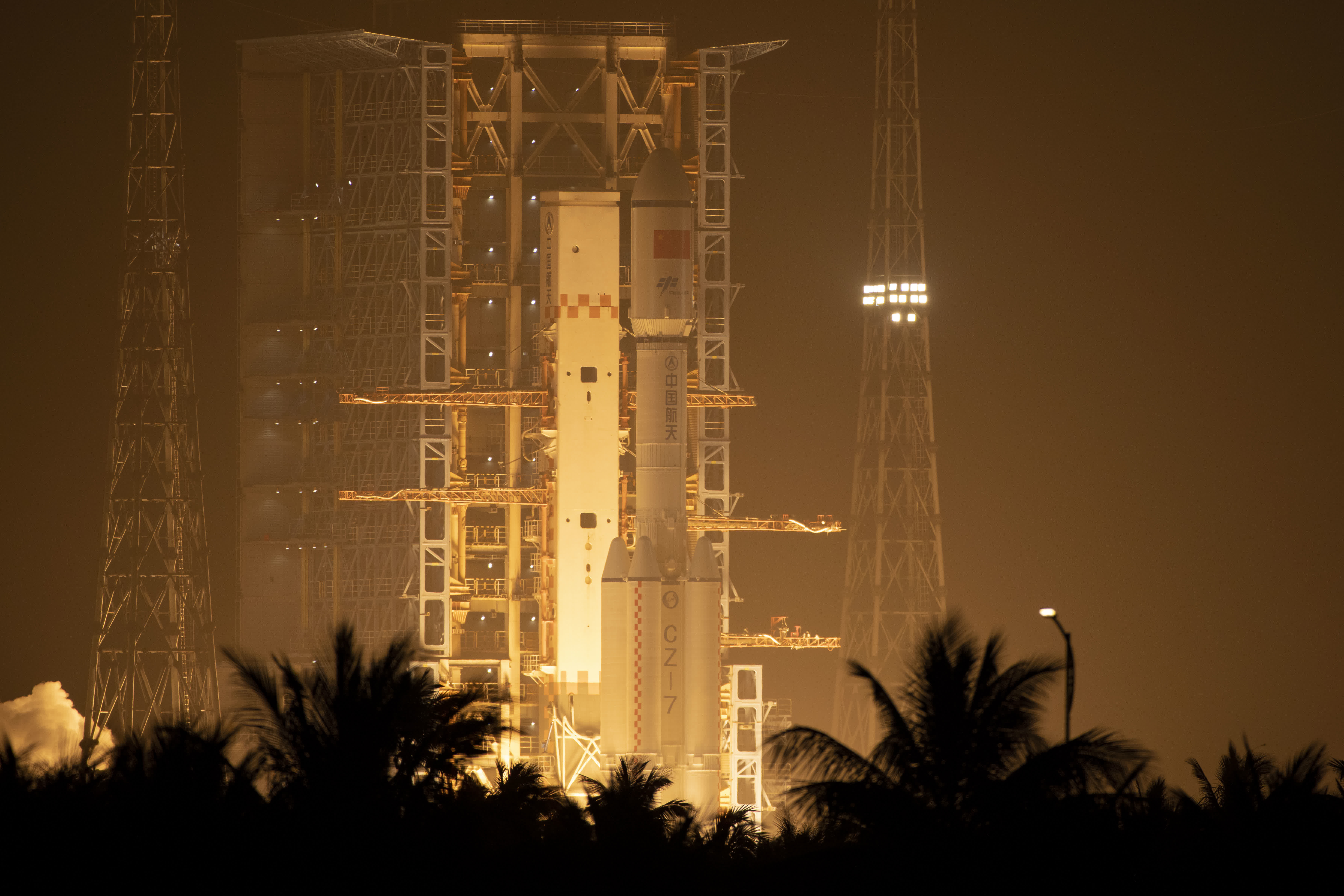 搭載天舟七號貨運飛船的長征七號遙八運載火箭點火瞬間。 （中新社）