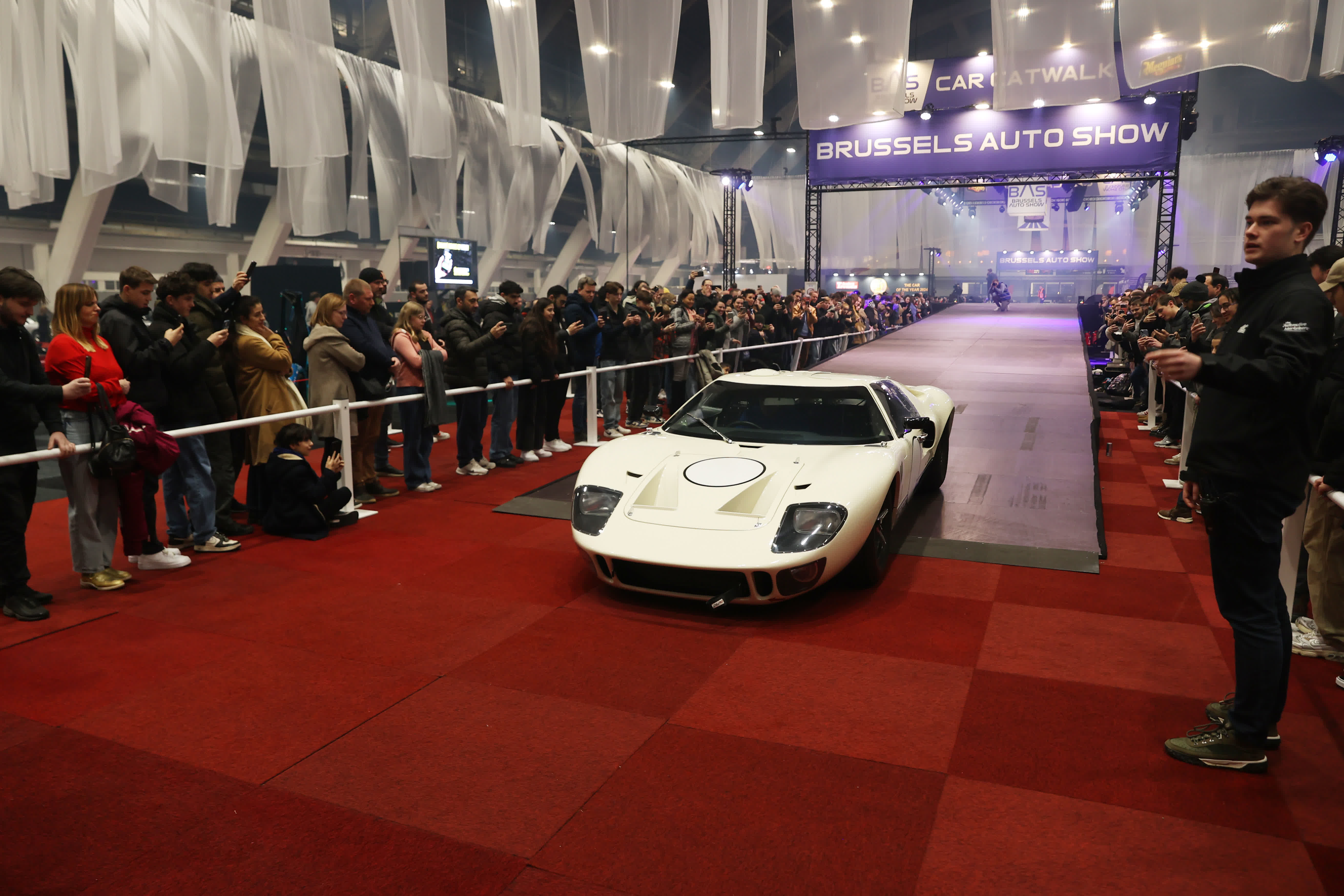 1月17日，人們在比利時布魯塞爾舉辦的2024布魯塞爾汽車展上觀看汽車T台秀。