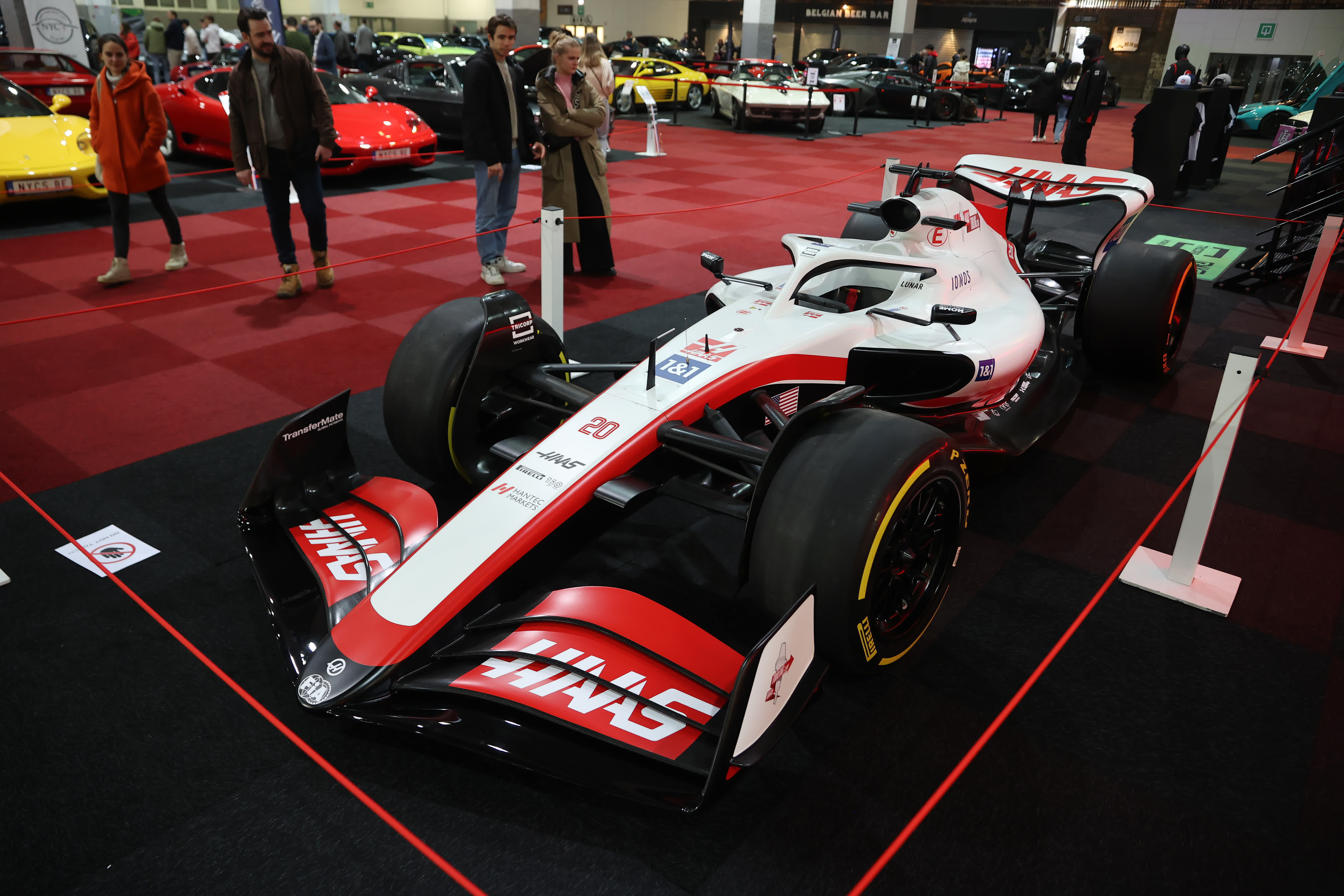 1月17日，人們在比利時布魯塞爾舉辦的2024布魯塞爾汽車展上參觀一輛賽車。