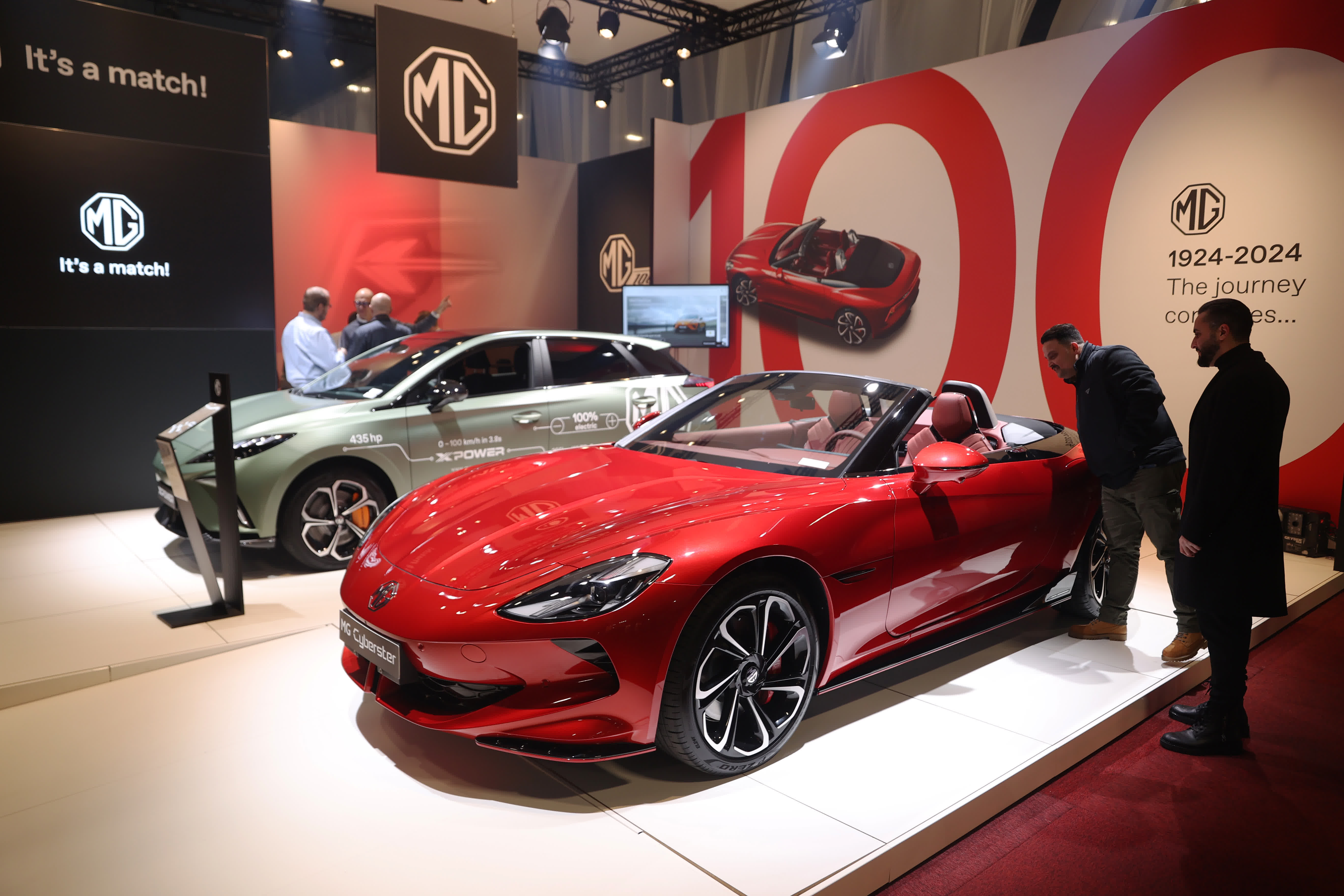 1月17日，人們在比利時布魯塞爾舉辦的2024布魯塞爾汽車展上參觀上汽名爵電動汽車。