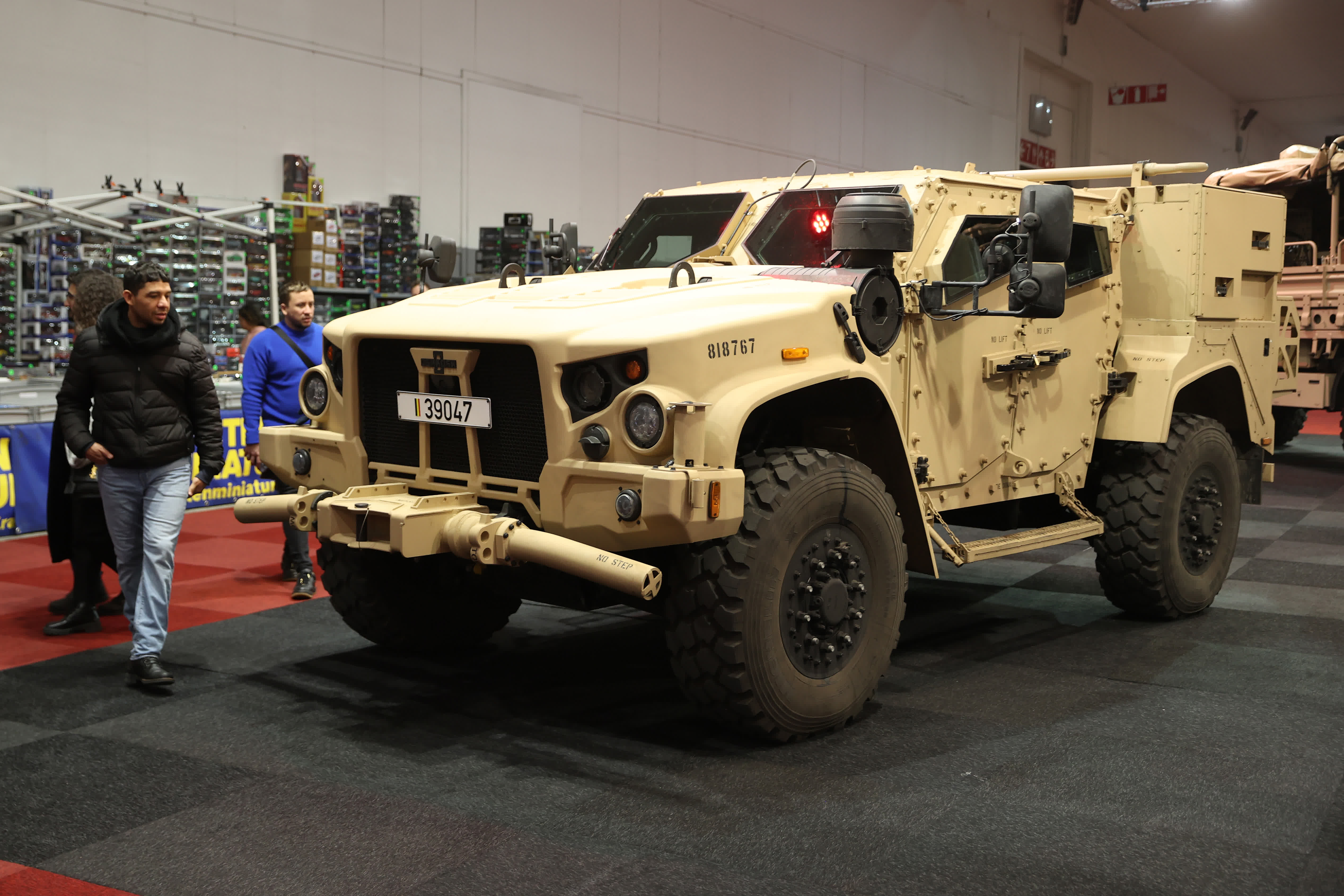 1月17日，人們在比利時布魯塞爾舉辦的2024布魯塞爾汽車展上參觀軍用車輛。