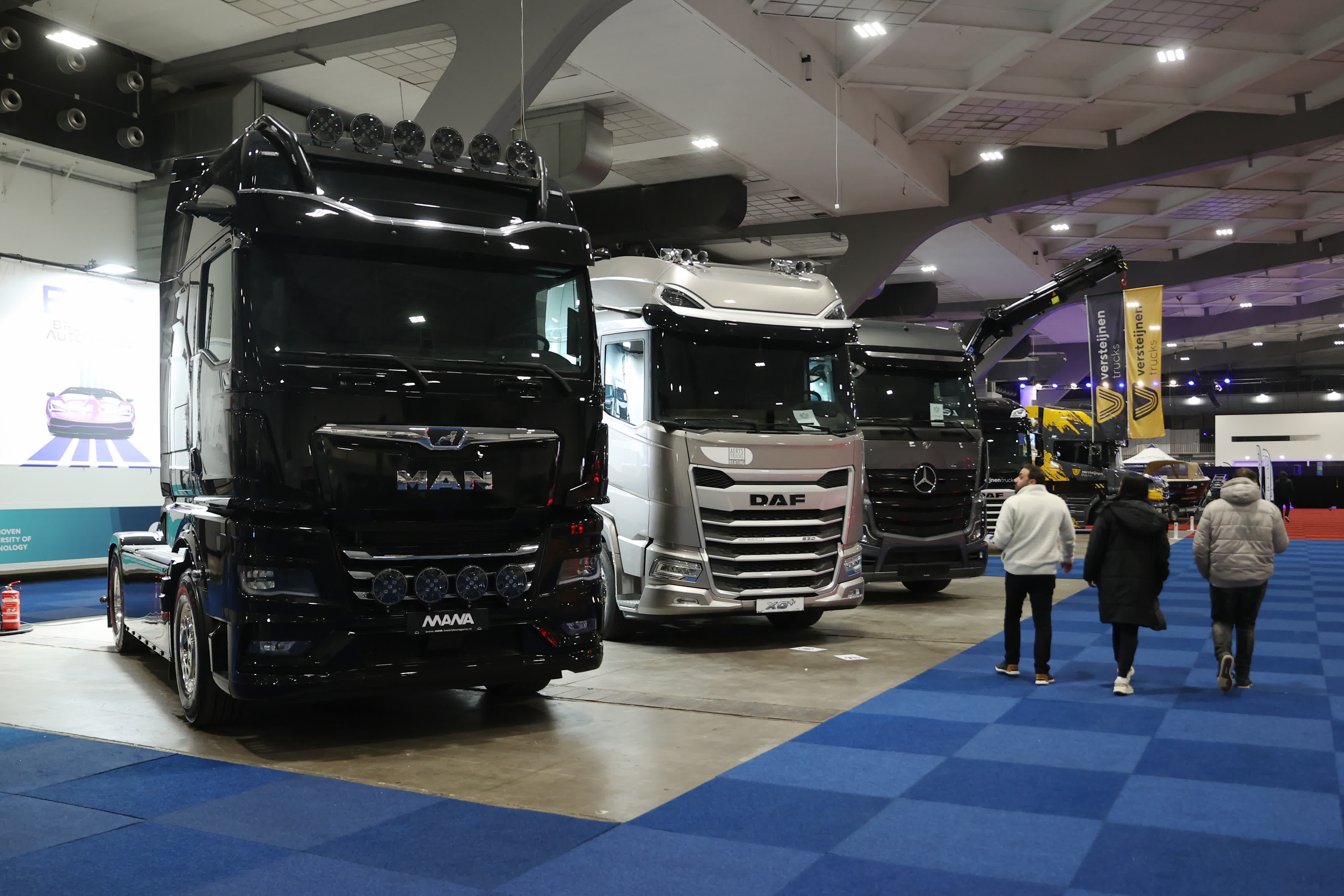 1月17日，人們在比利時布魯塞爾舉辦的2024布魯塞爾汽車展上參觀卡車。