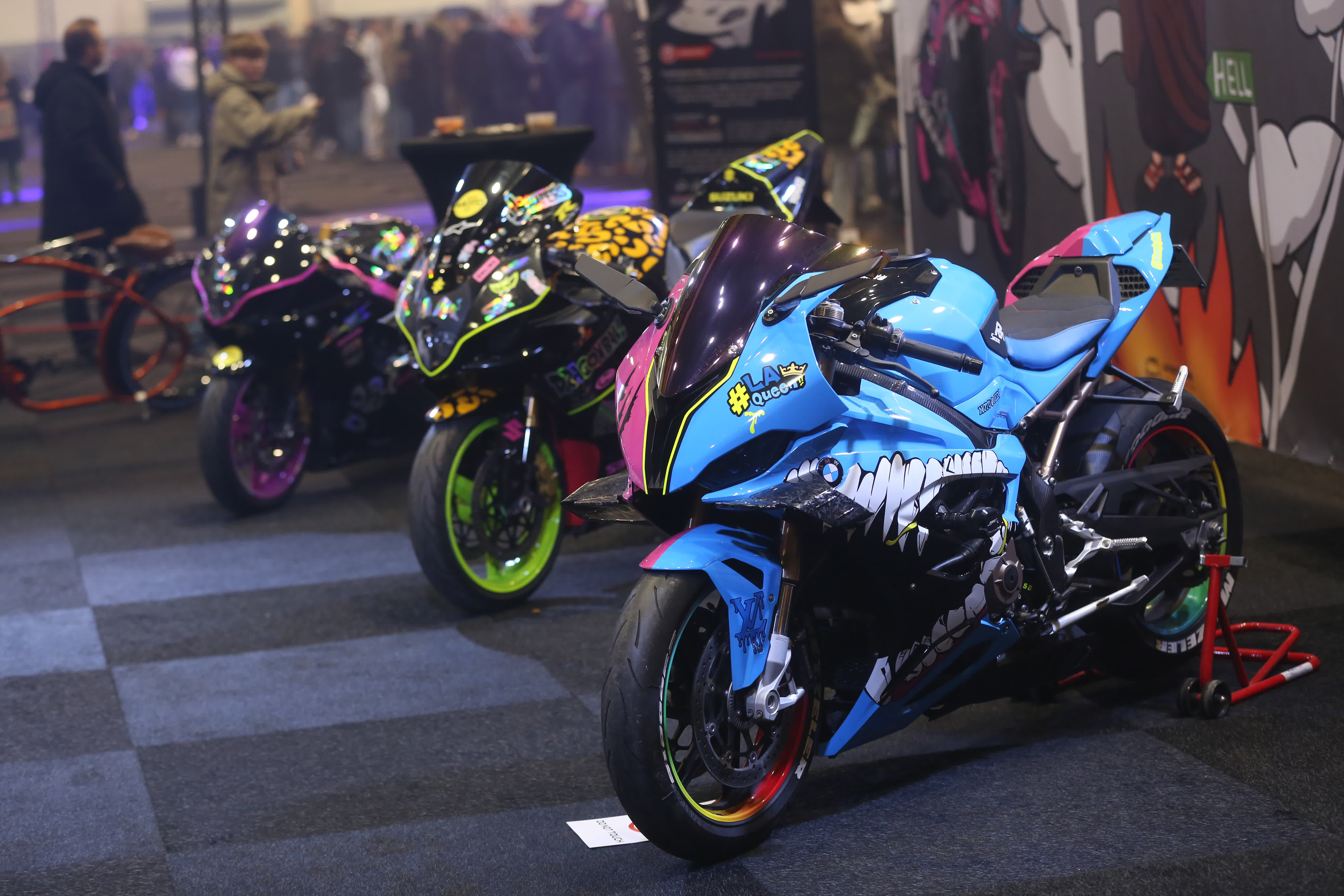 這是1月17日在比利時布魯塞爾拍攝的2024布魯塞爾汽車展上展出的摩托車。