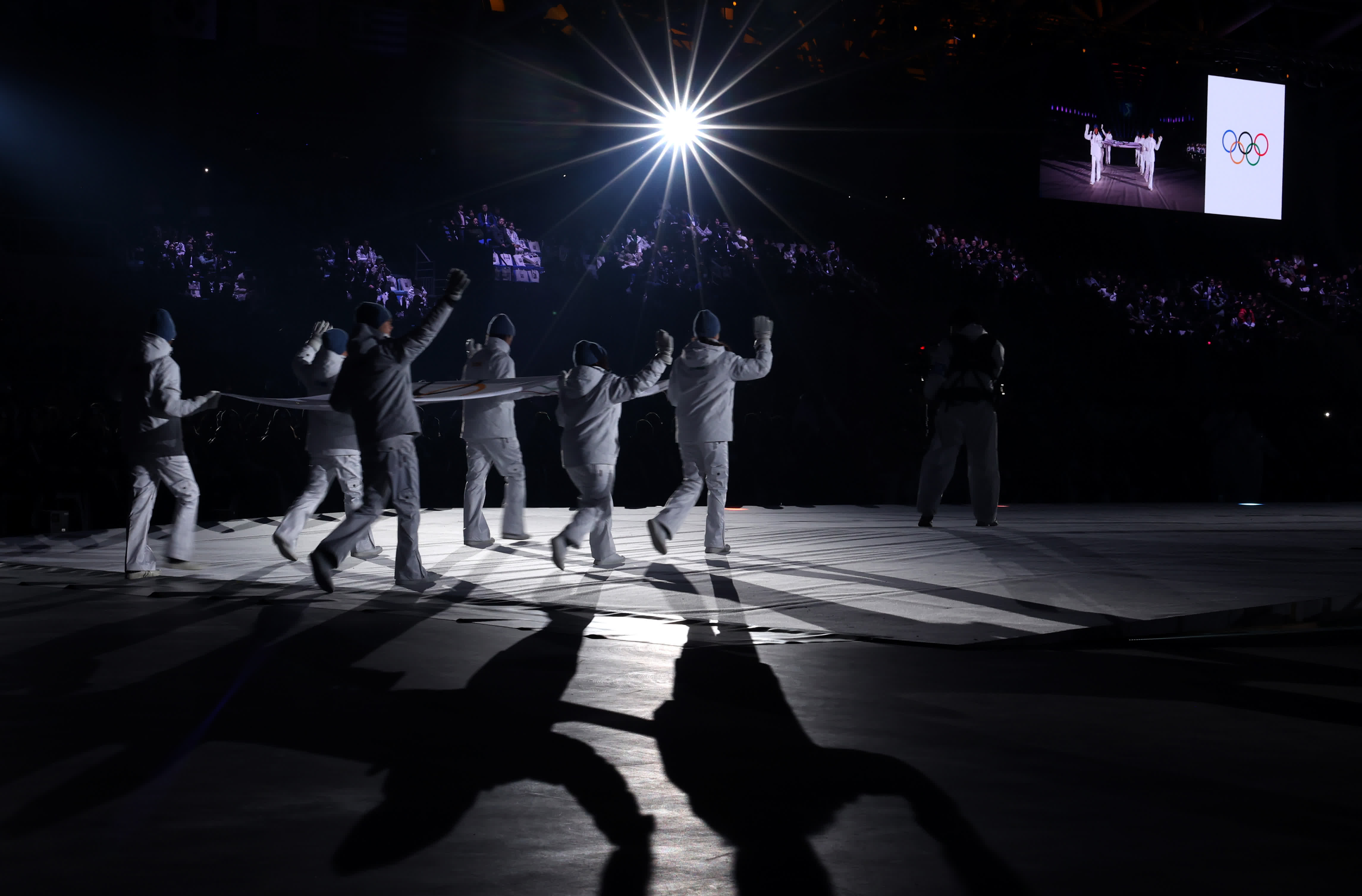  1月19日，國際奧委會會旗在江陵速滑館舉行的開幕式上入場。（新華社）