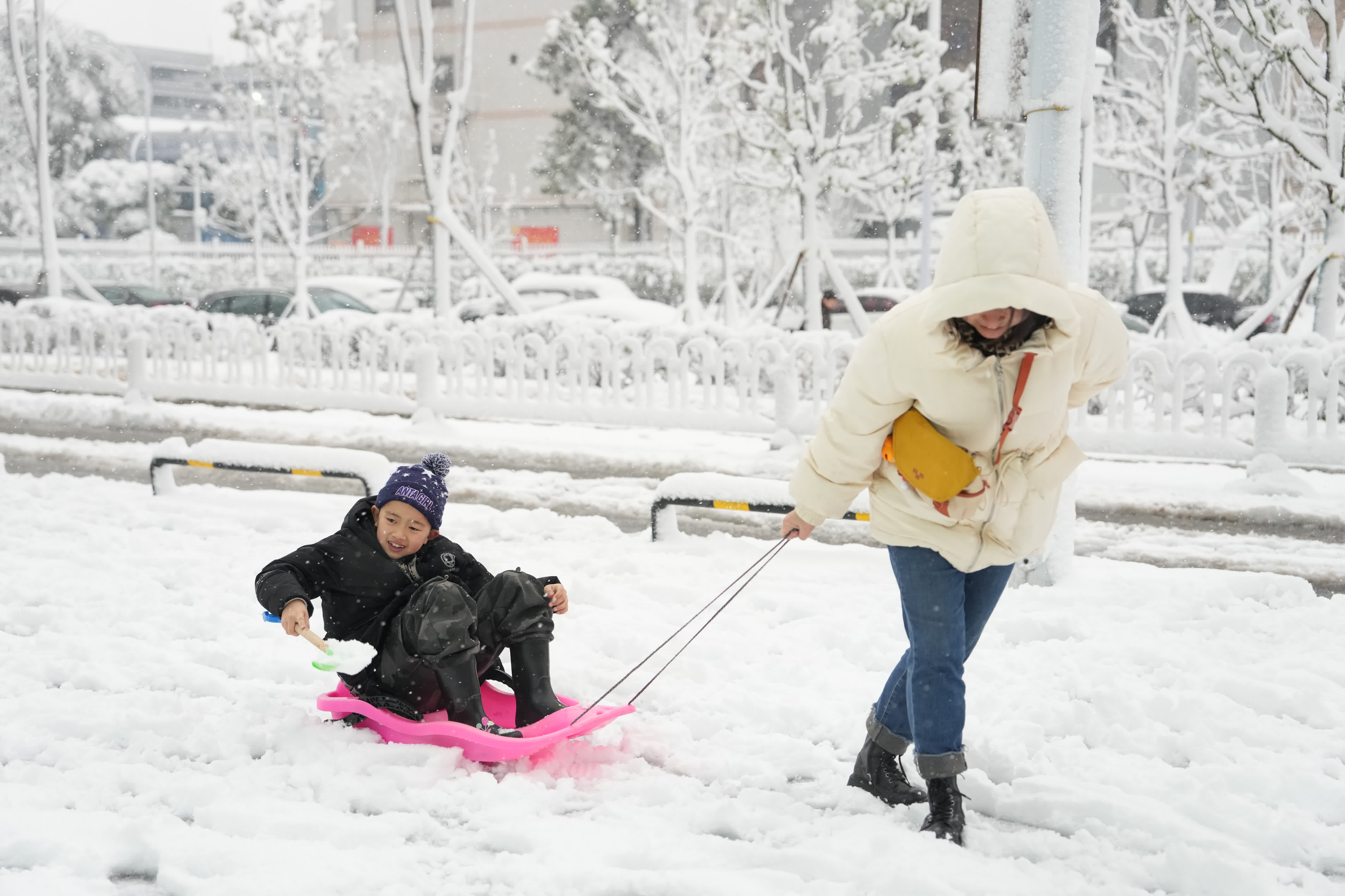 1月22日，長沙市民在雪中玩耍。（新華社）