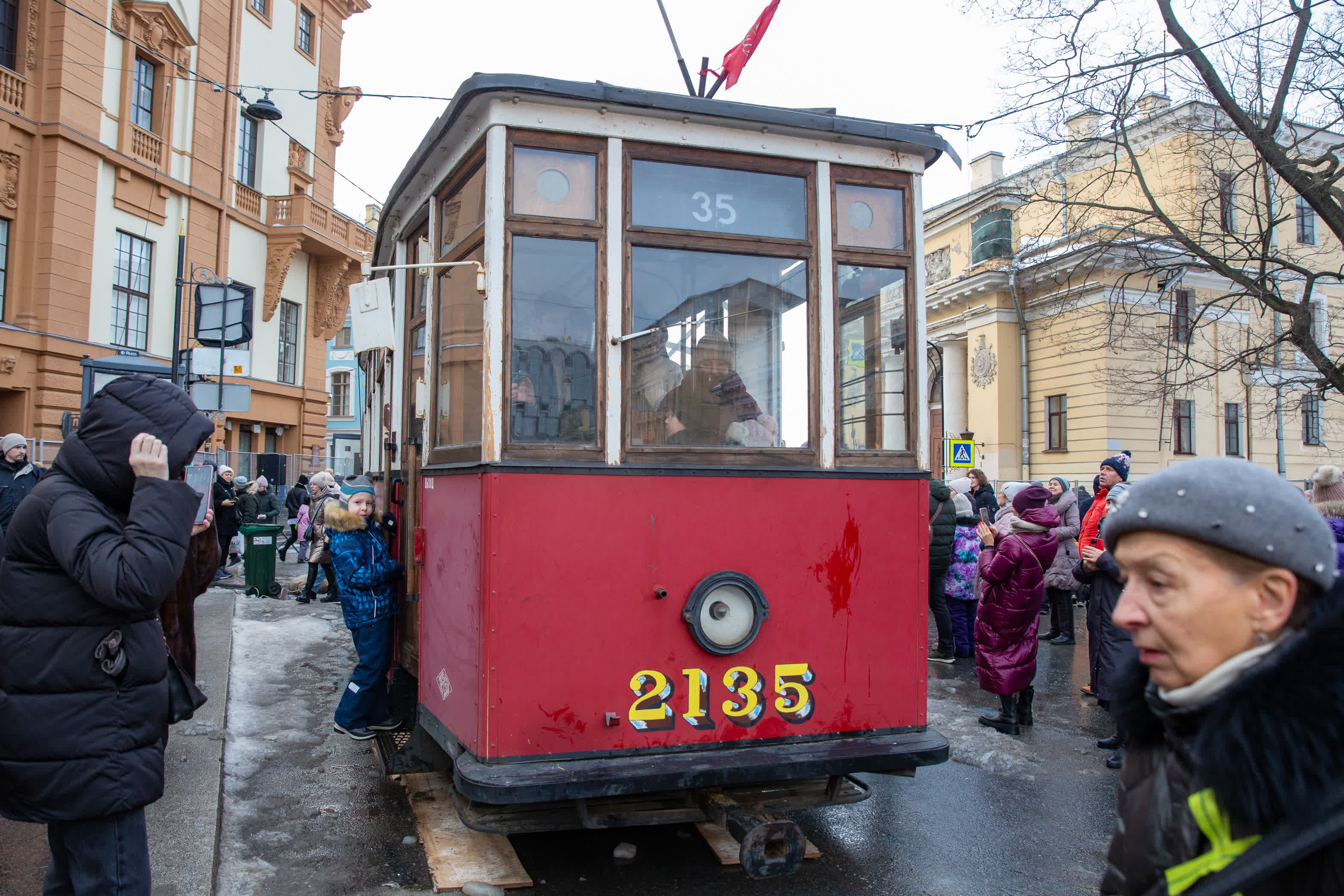 1月28日，在俄羅斯聖彼得堡，人們參觀紀念列寧格勒保衛戰勝利80周年互動展覽。（新華社）