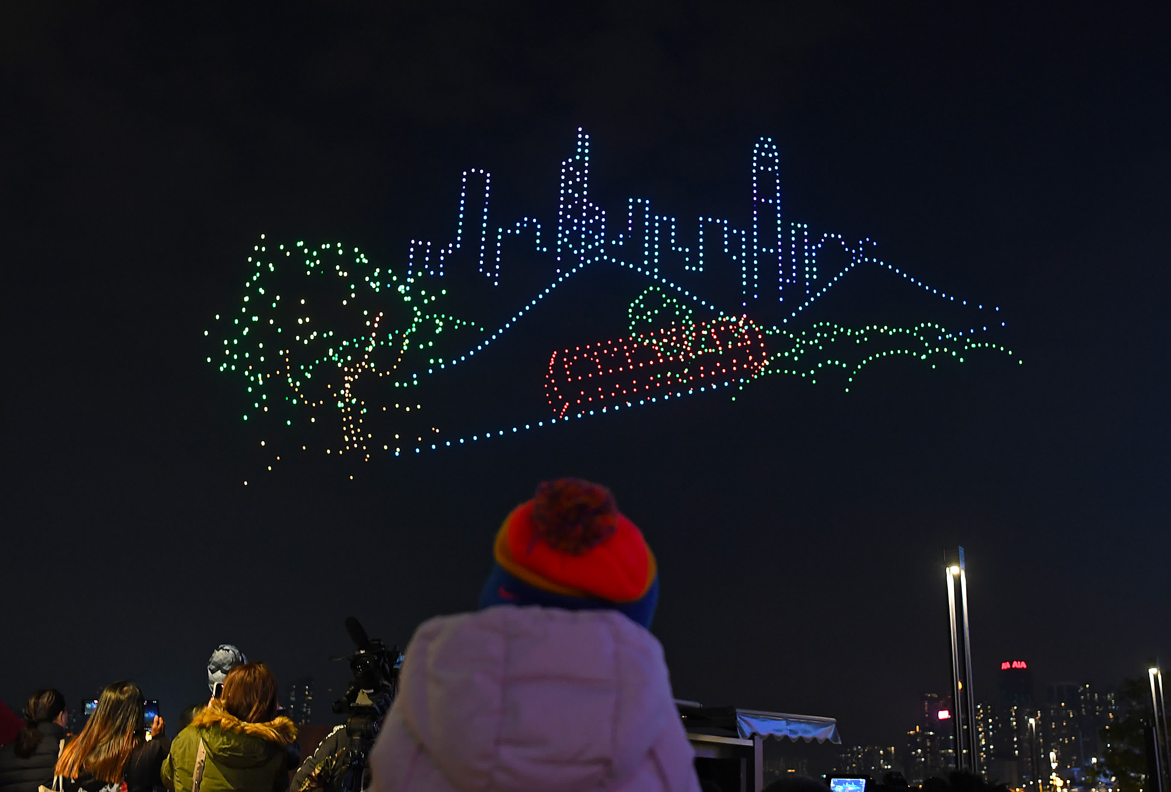 1月28日，無人機在維港夜空組成維港天際線圖案。（新華社）
