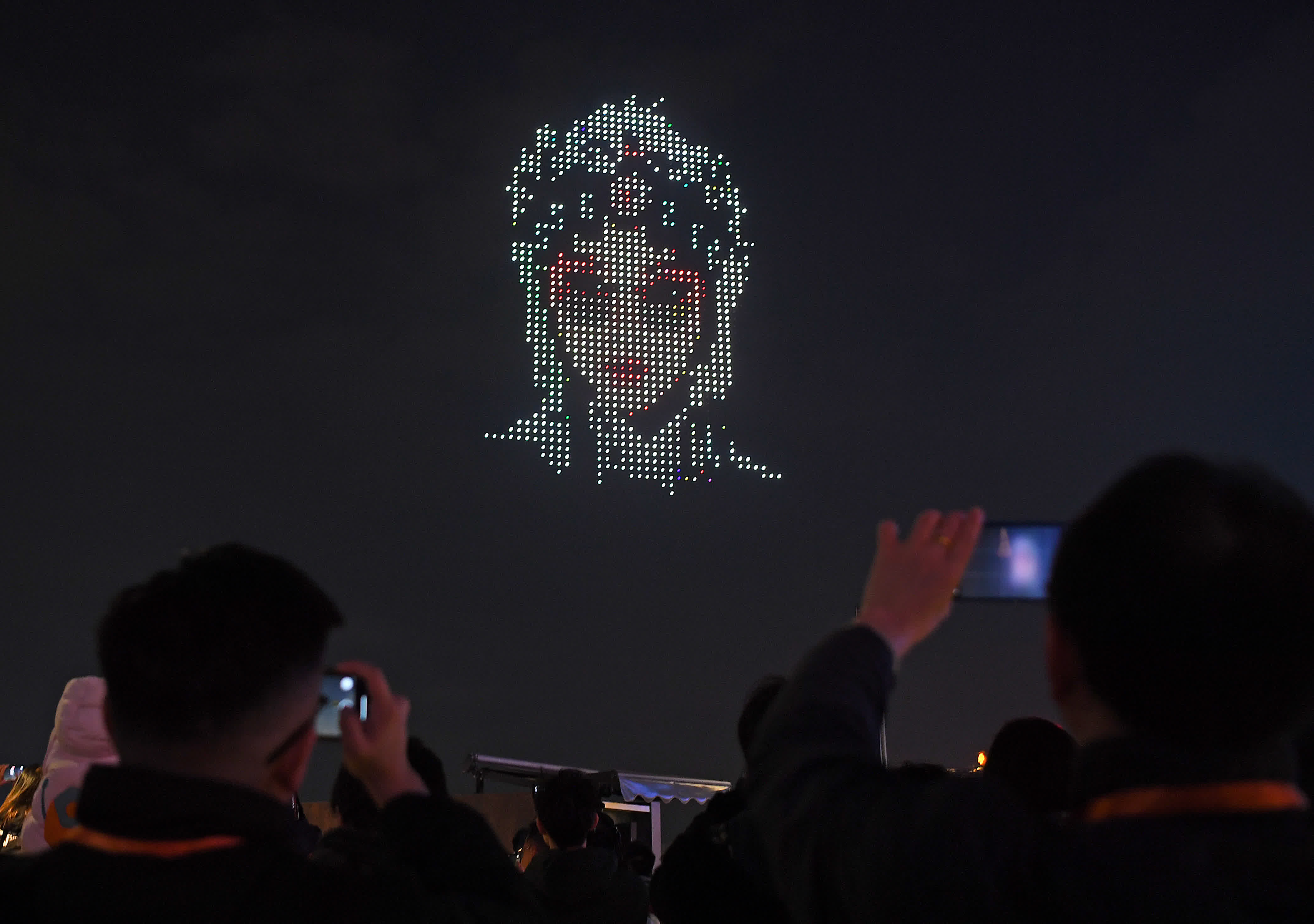 1月28日，無人機在維港夜空組成粵劇花旦圖案。（新華社）