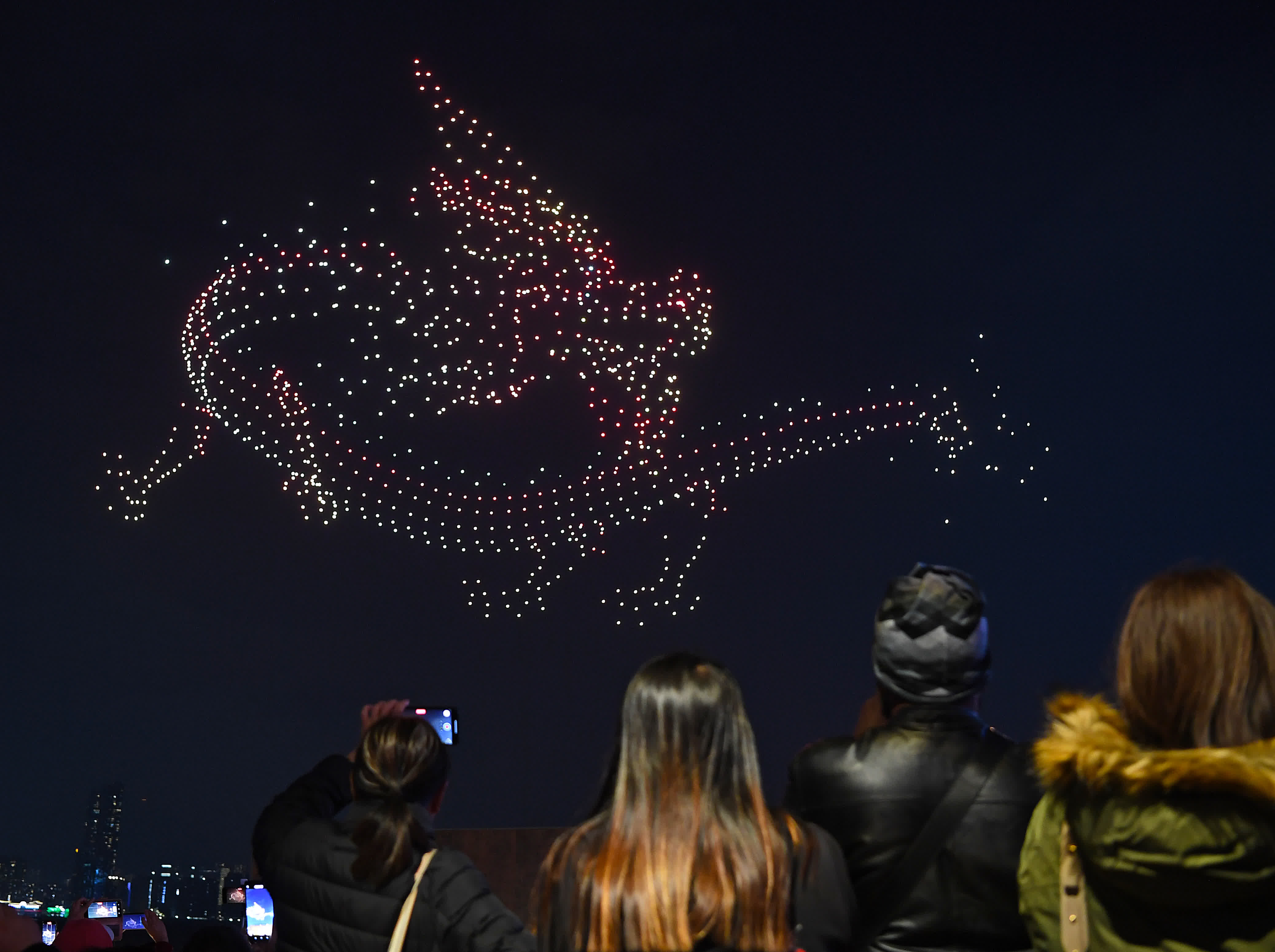 1月28日，無人機在維港夜空組成龍形圖案。（新華社）