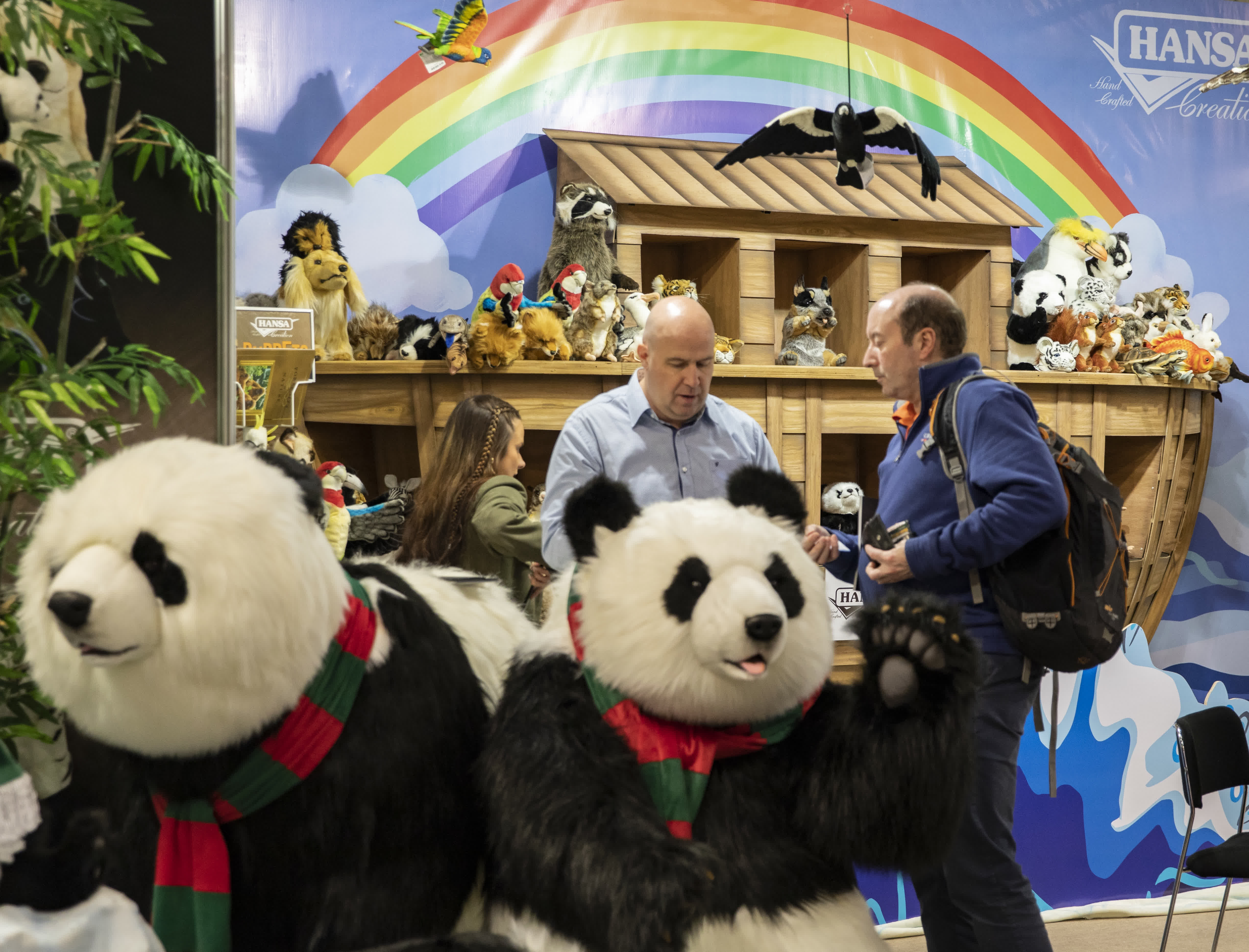 1月30日，在2024德國紐倫堡國際玩具展上，人們在一個擺放著熊貓玩偶的展位交談。（新華社）