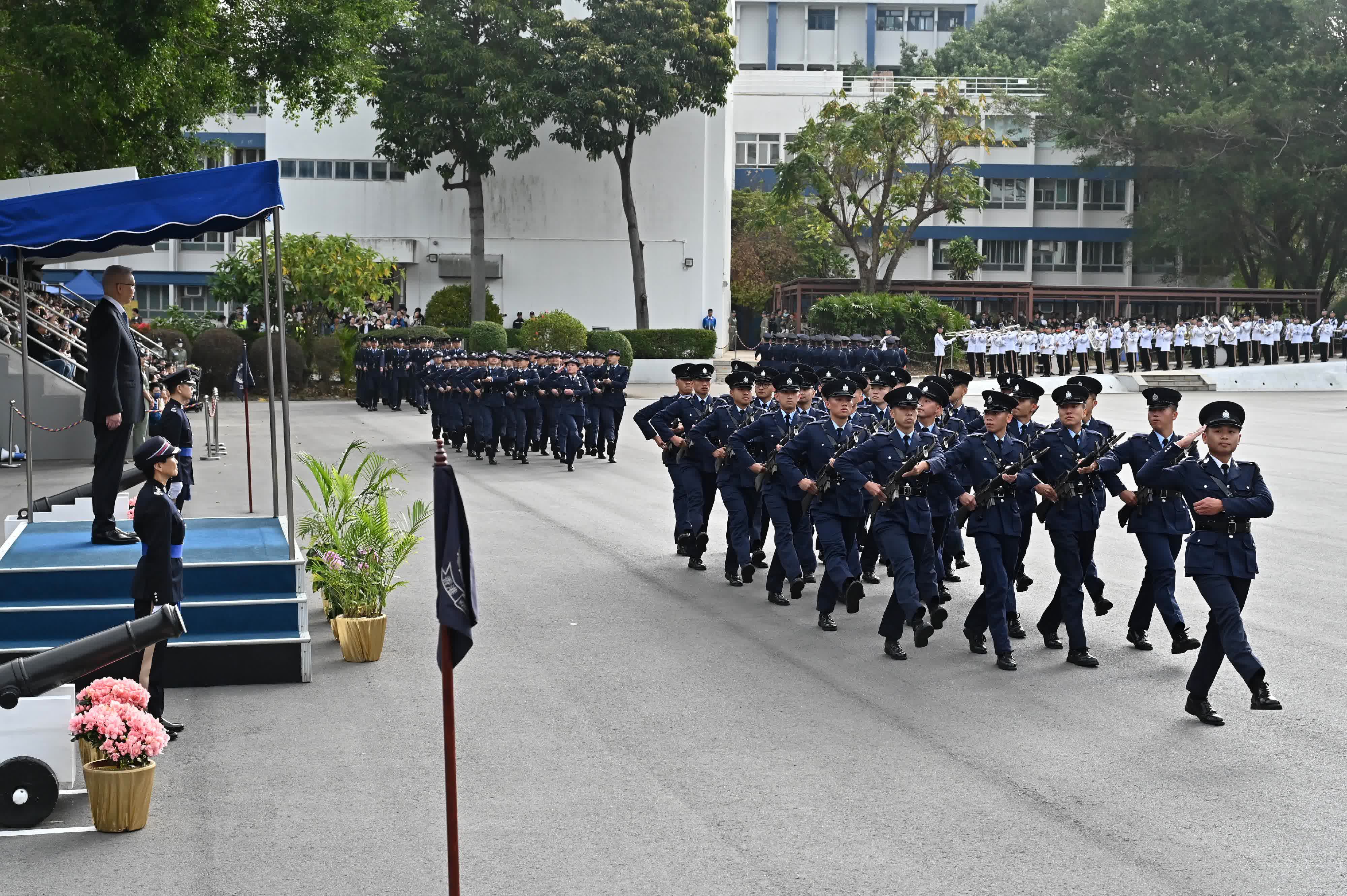歐陽伯權檢閱香港警察學院結業會操。