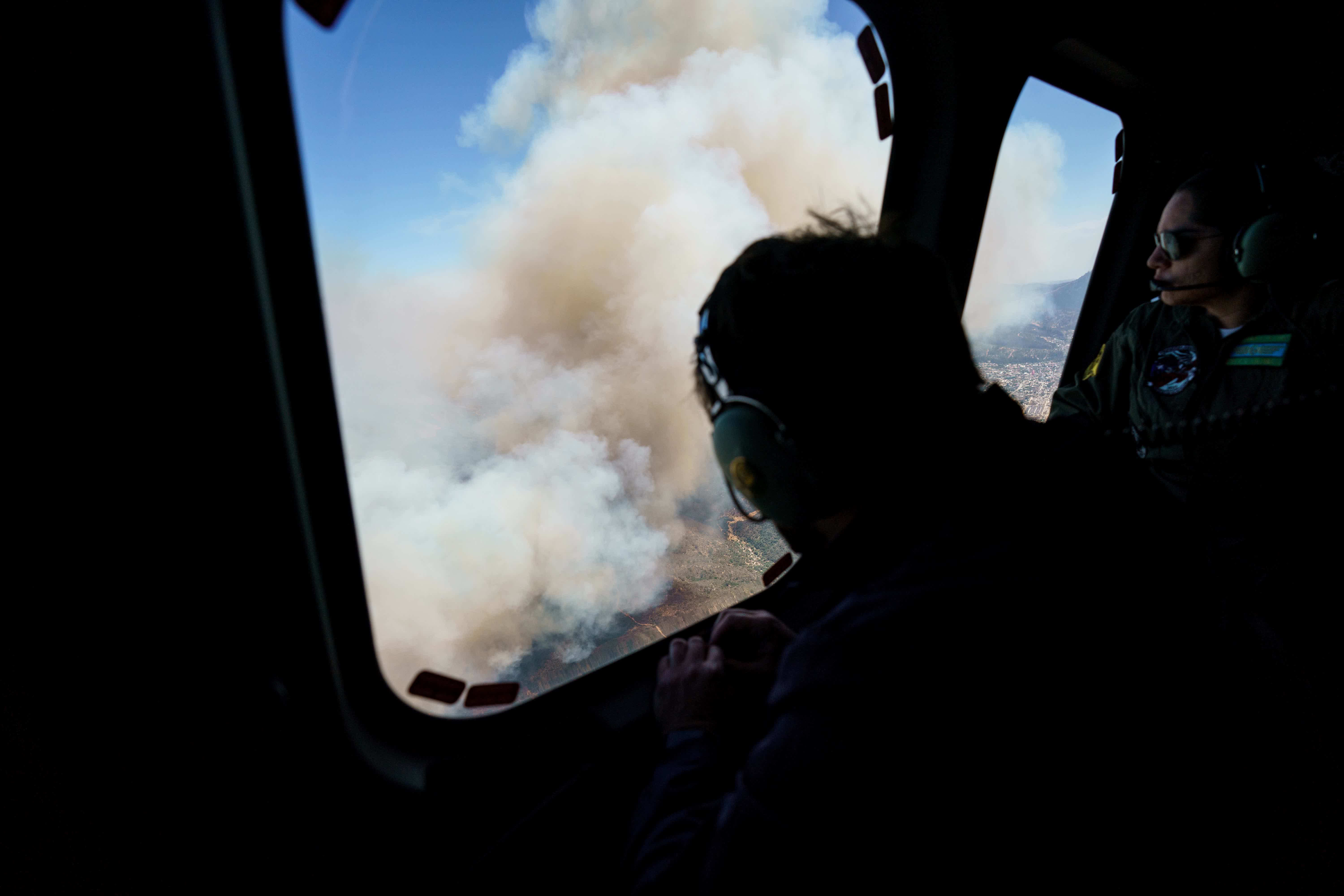 這是2月3日從直升機上拍攝的智利瓦爾帕萊索大區森林火災情況。（新華社）