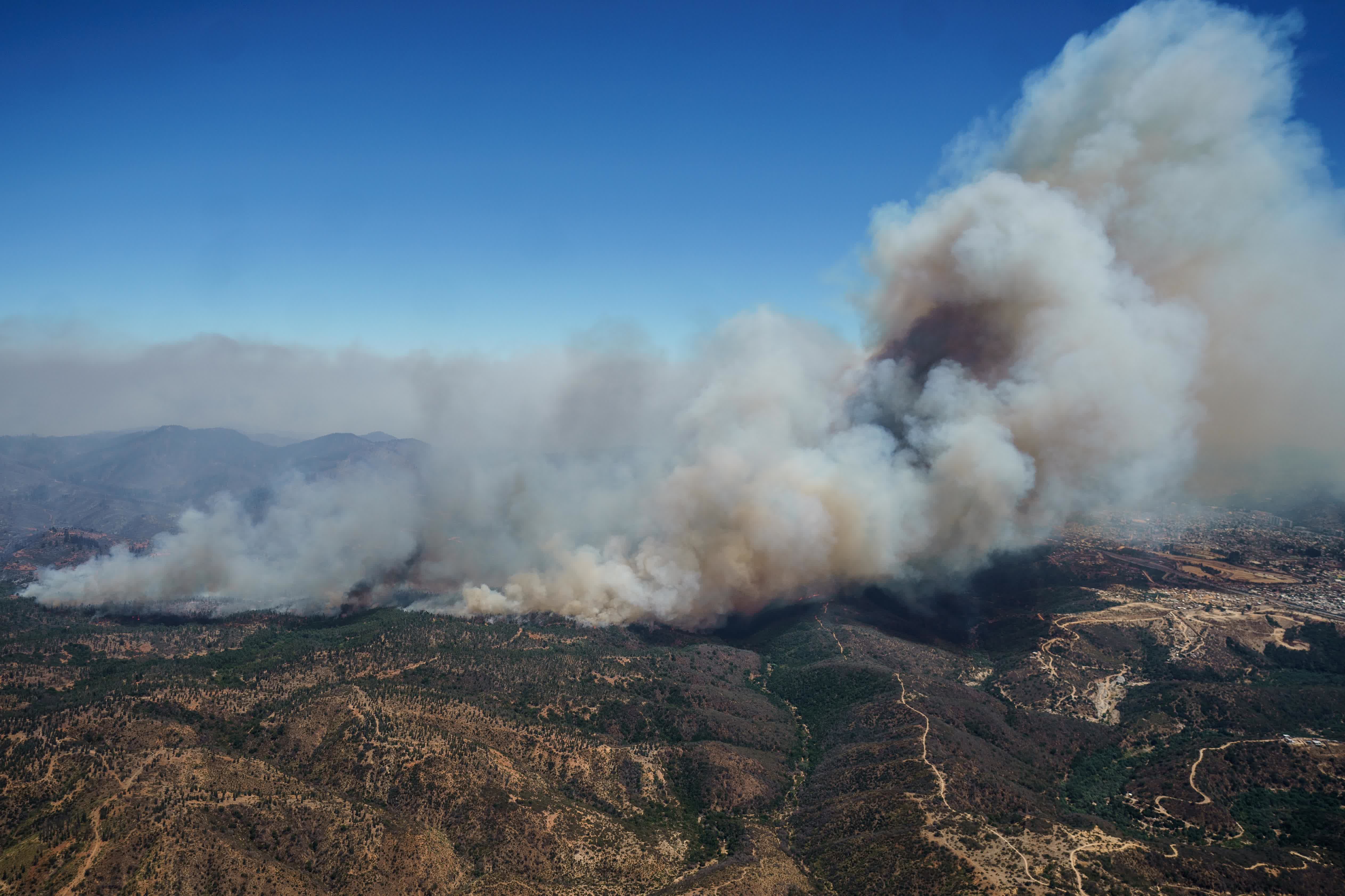 這是2月3日從直升機上拍攝的智利瓦爾帕萊索大區森林火災情況。（新華社）