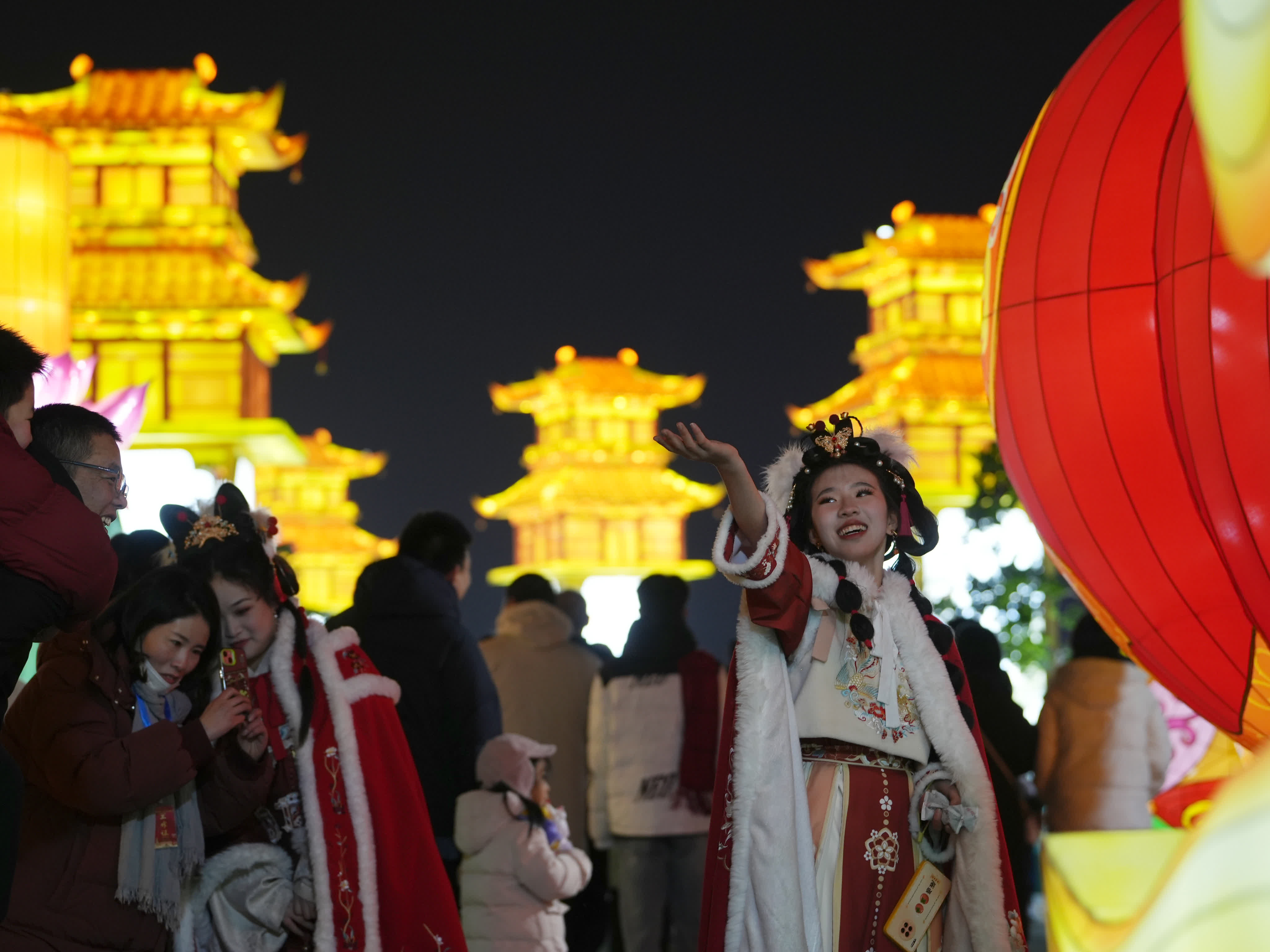 2月3日，遊客在河北省石家莊市正定古城南城門欣賞花燈。（新華社）