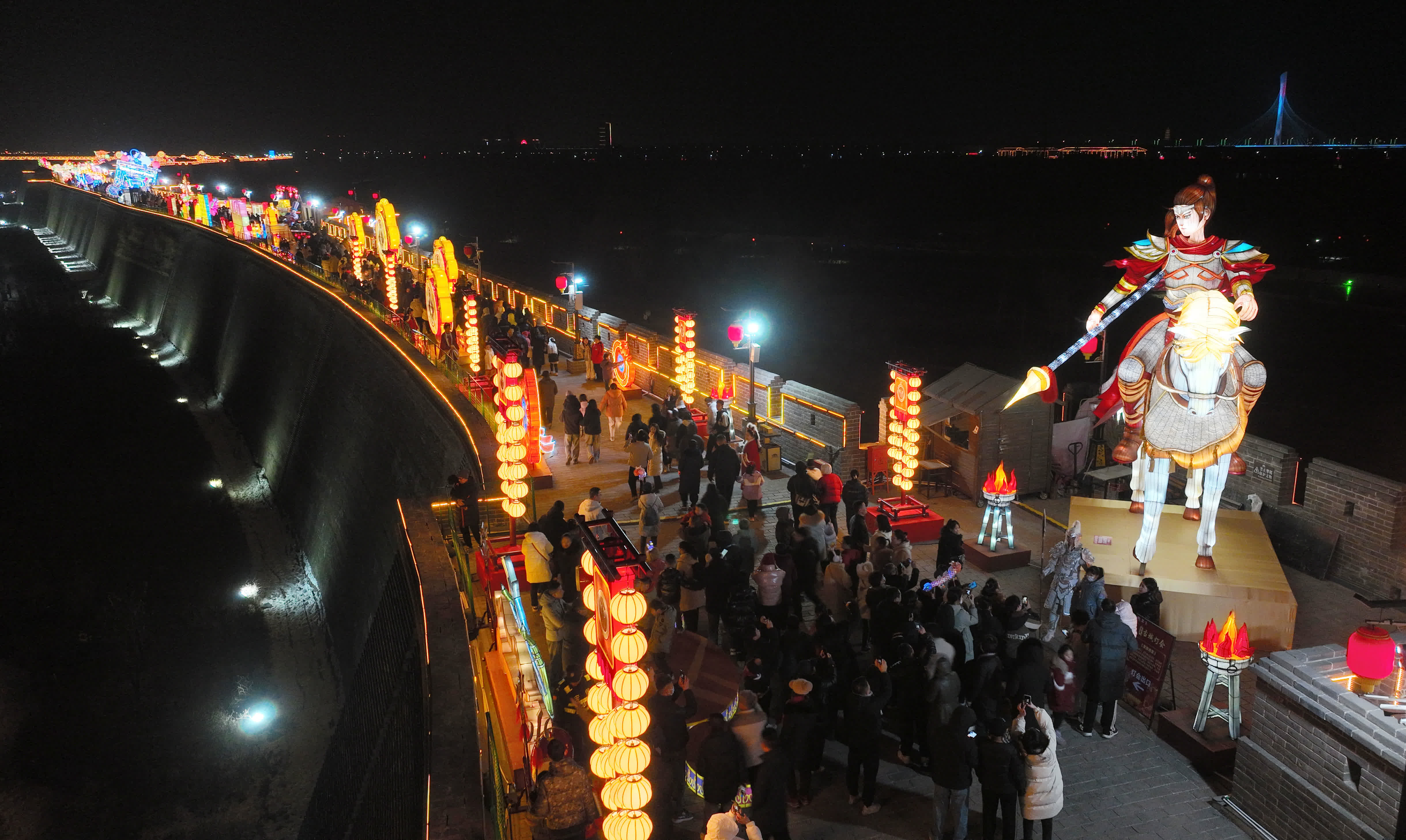 2月3日，河北省石家莊市正定古城南城門花燈璀璨，吸引大批遊客觀賞（無人機照片）。（新華社）