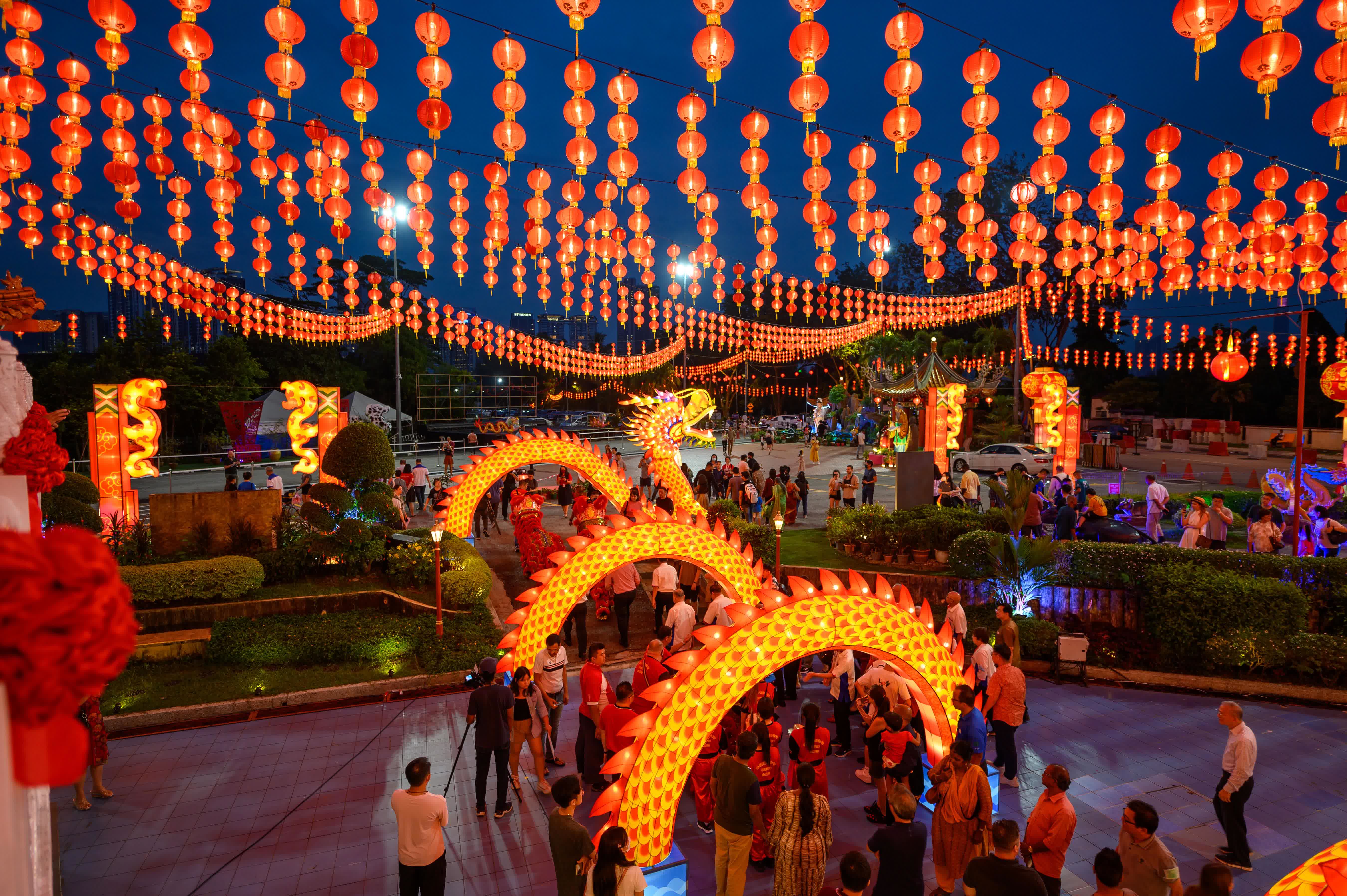 這是2月3日在馬來西亞吉隆坡天後宮拍攝的龍形綵燈裝置。（新華社）