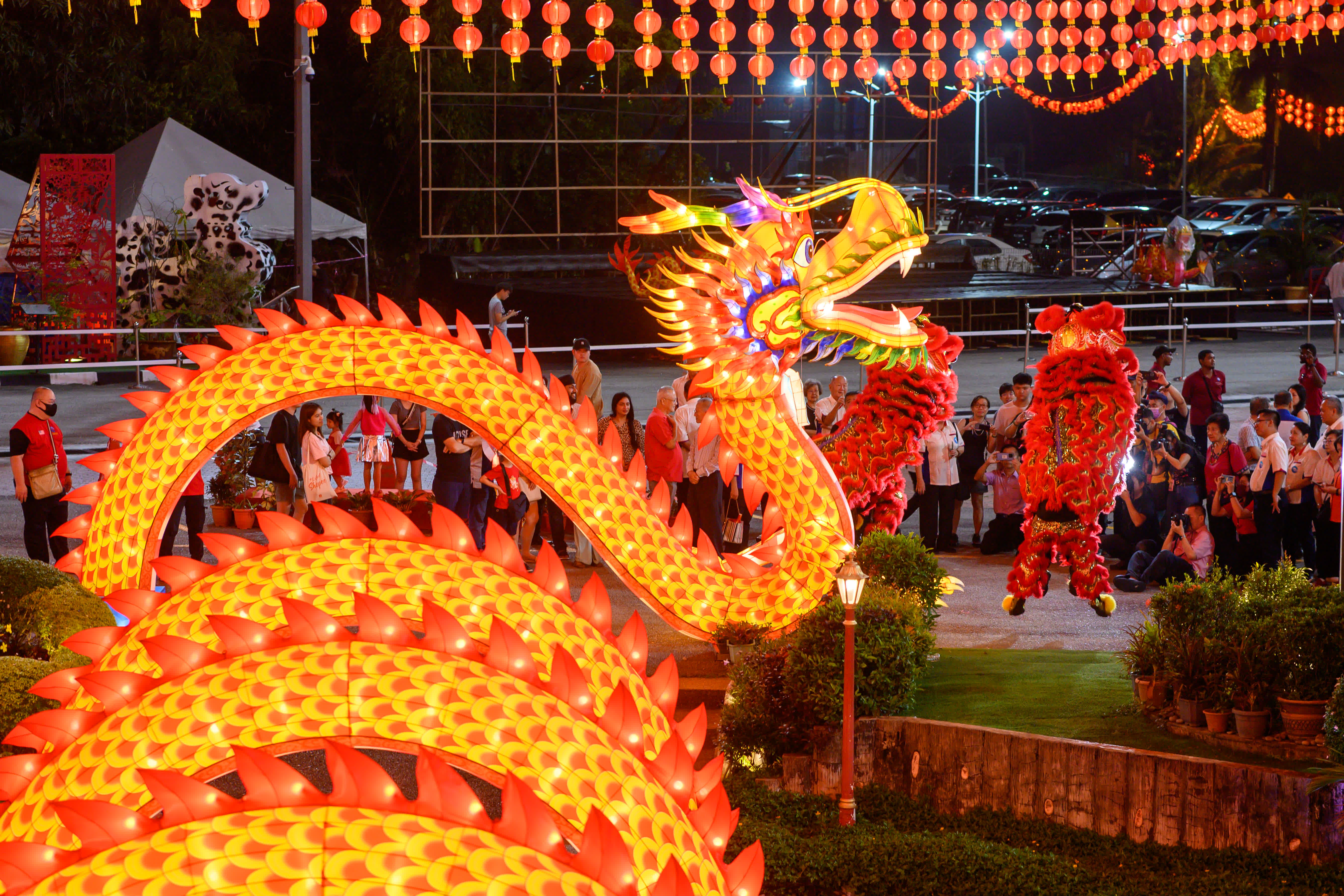 這是2月3日在馬來西亞吉隆坡天後宮拍攝的龍形綵燈裝置。（新華社）