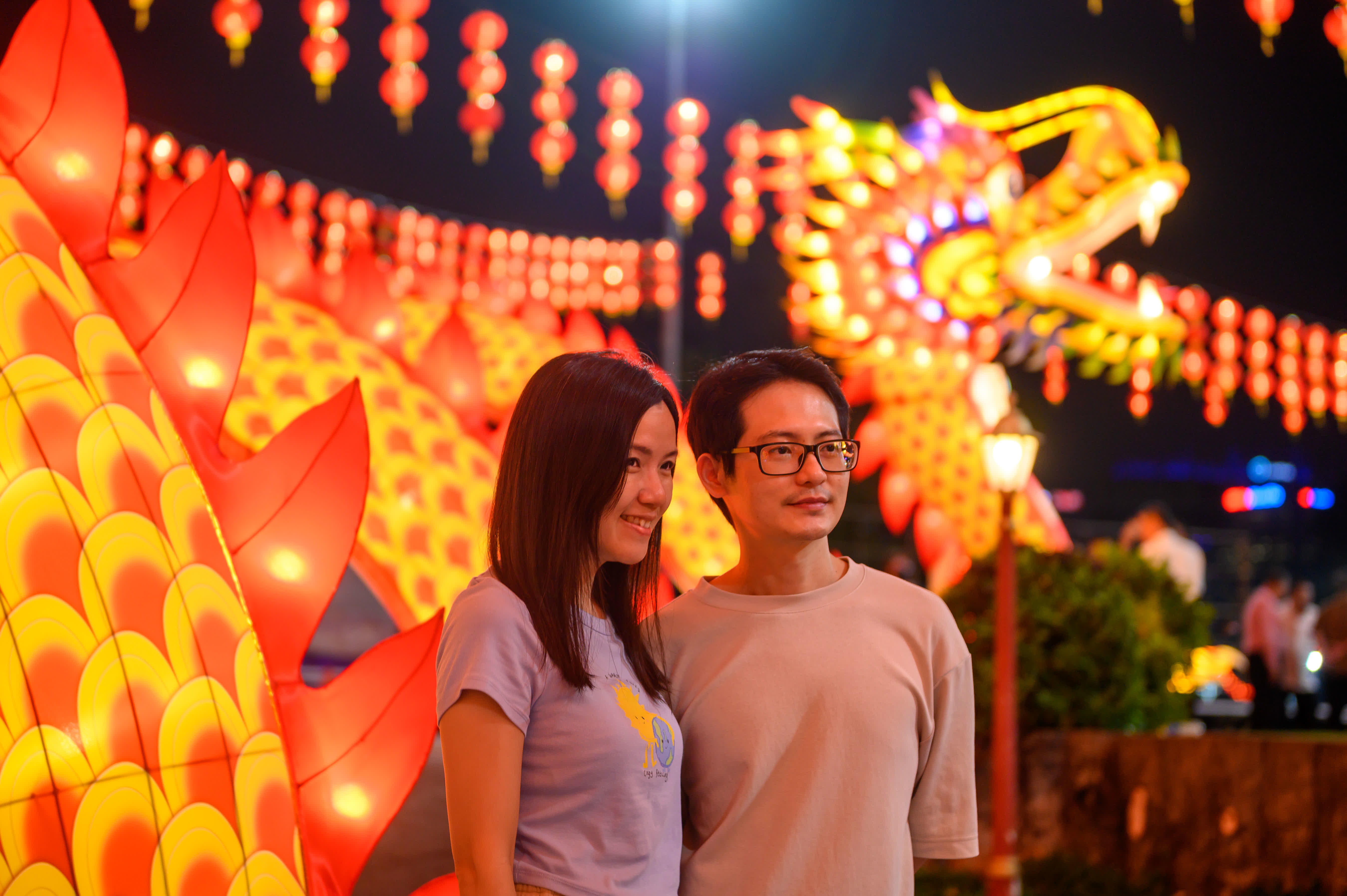 2月3日，馬來西亞吉隆坡天後宮，遊客與龍形綵燈裝置合影。（新華社）