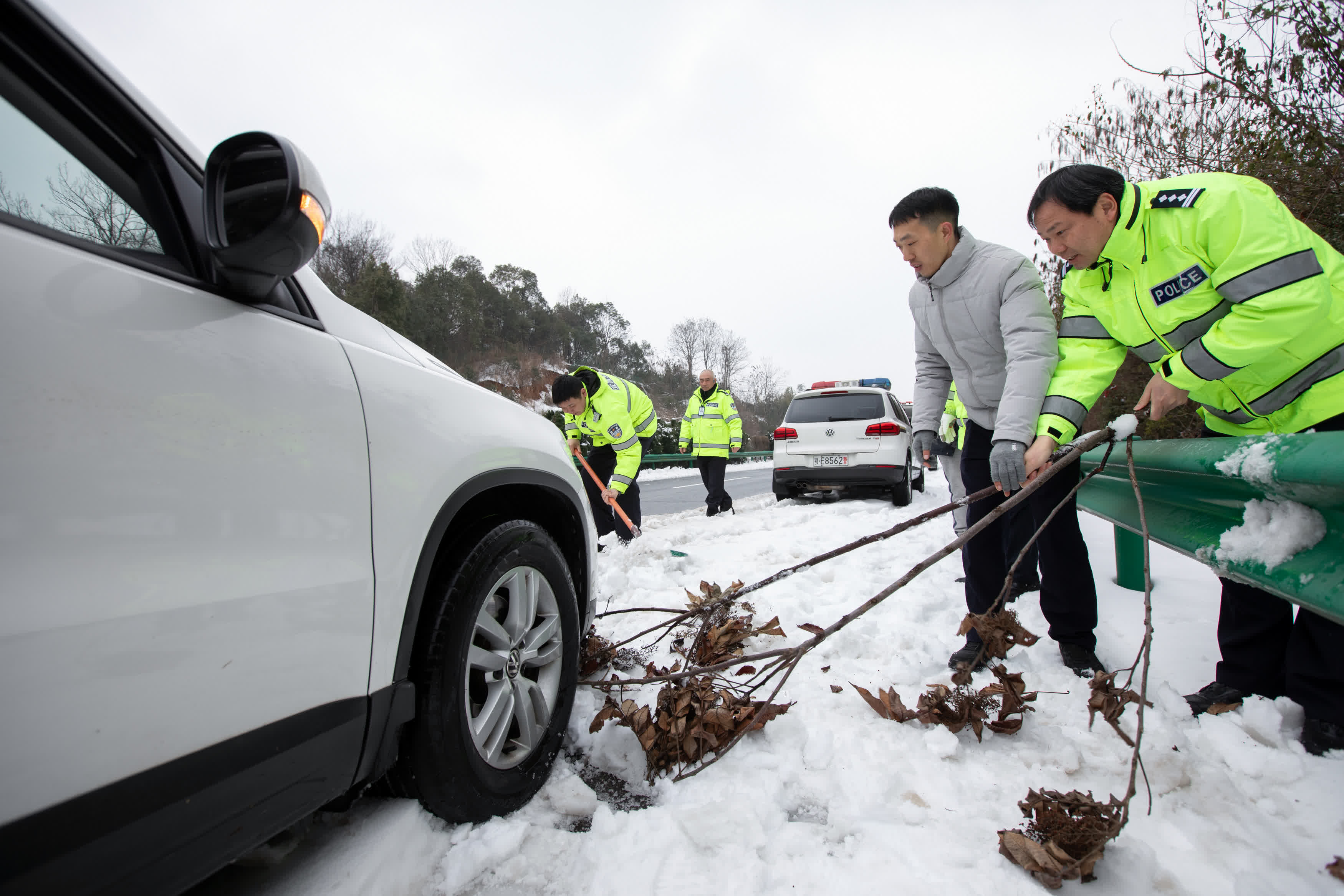 2月6日，宜昌公安交警在岳宜高速上幫助被困車輛脫困。（新華社）