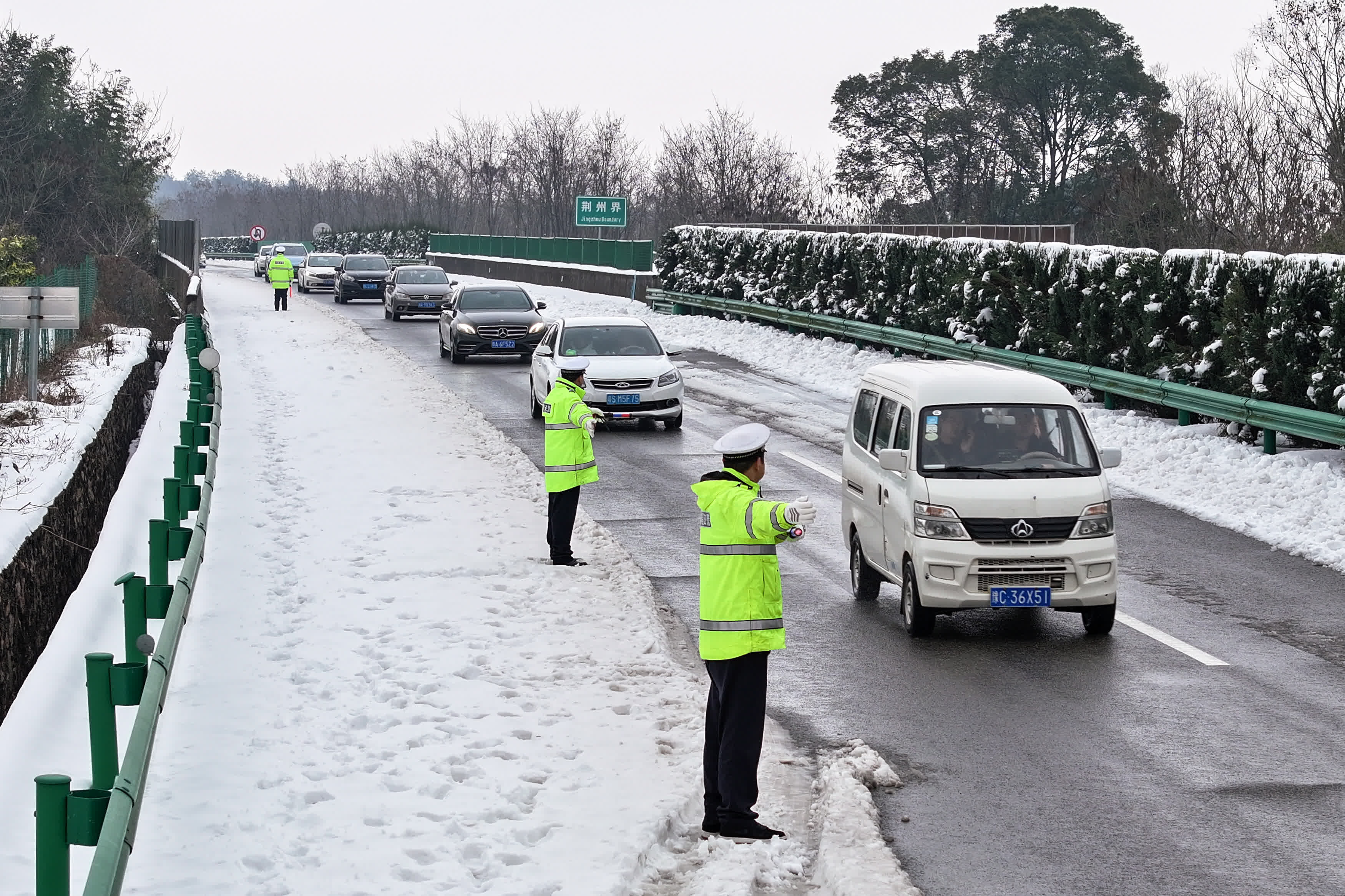 2月6日，宜昌公安交警在岳宜高速上疏導車輛通過積雪路段（無人機照片）。（新華社）