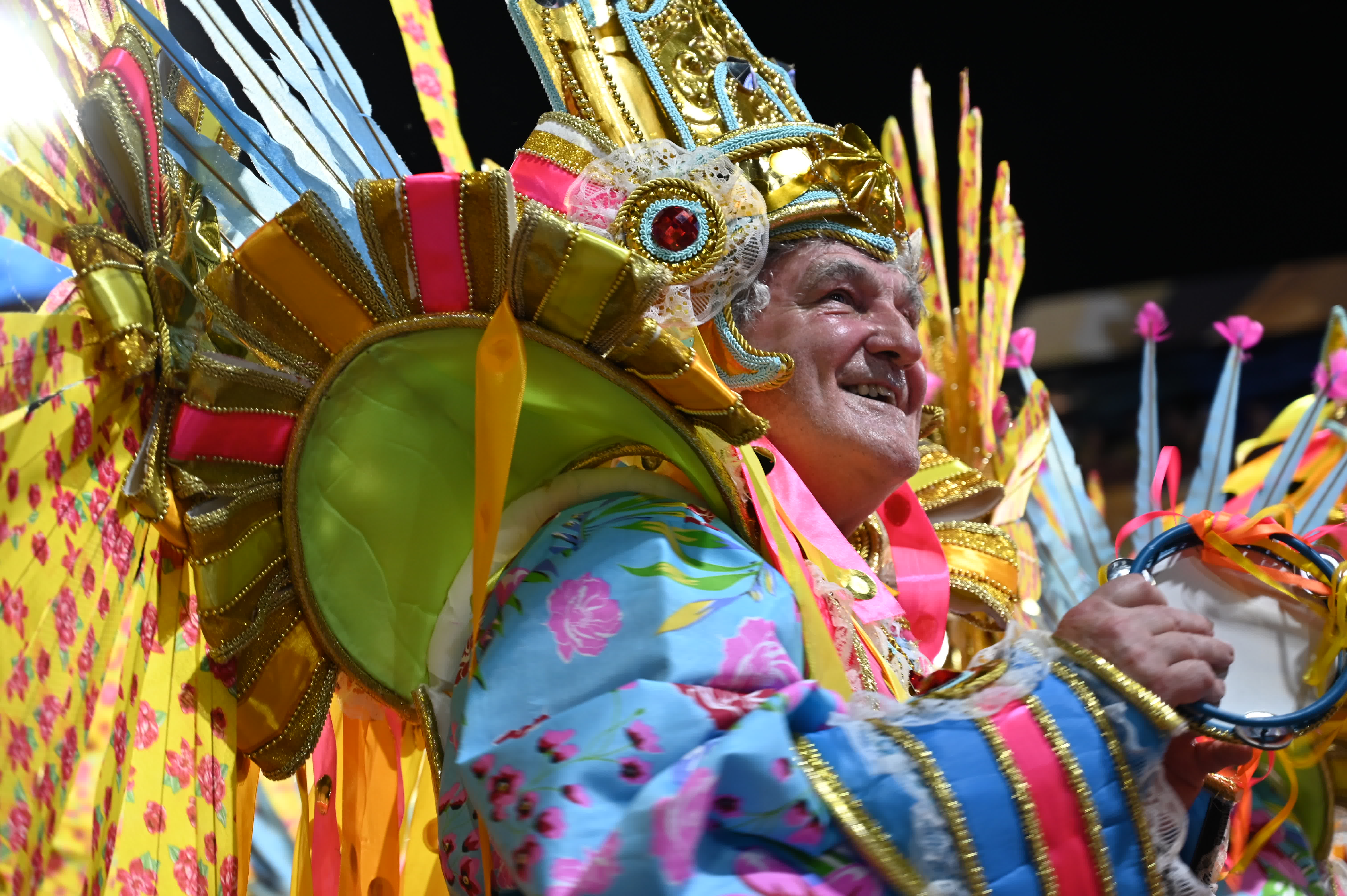2月12日凌晨，在巴西里約熱內盧桑巴大道，桑巴舞校的演員參加狂歡節遊行。（新華社）