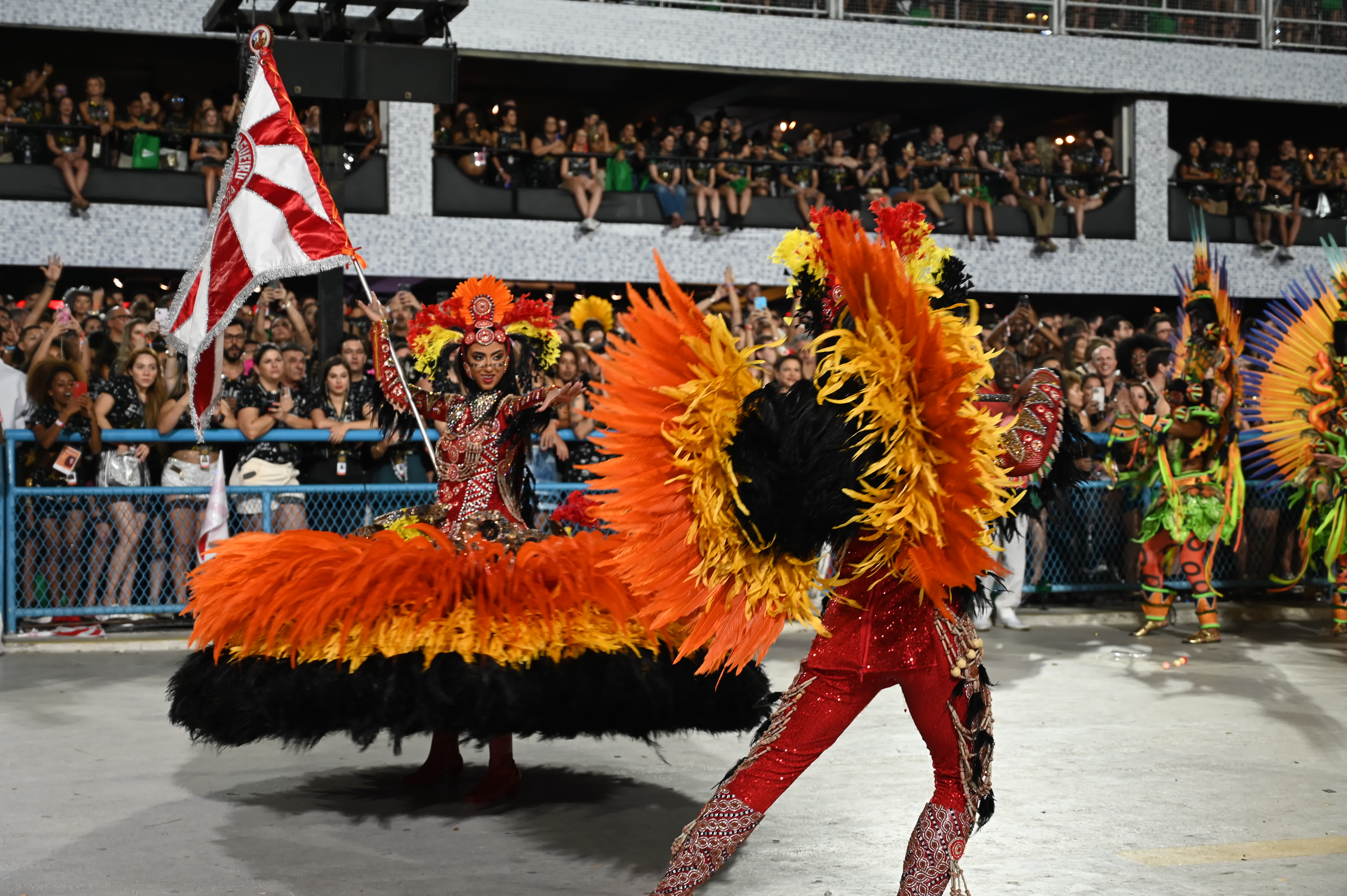 2月12日凌晨，在巴西里約熱內盧桑巴大道，桑巴舞校的演員參加狂歡節遊行。（新華社）