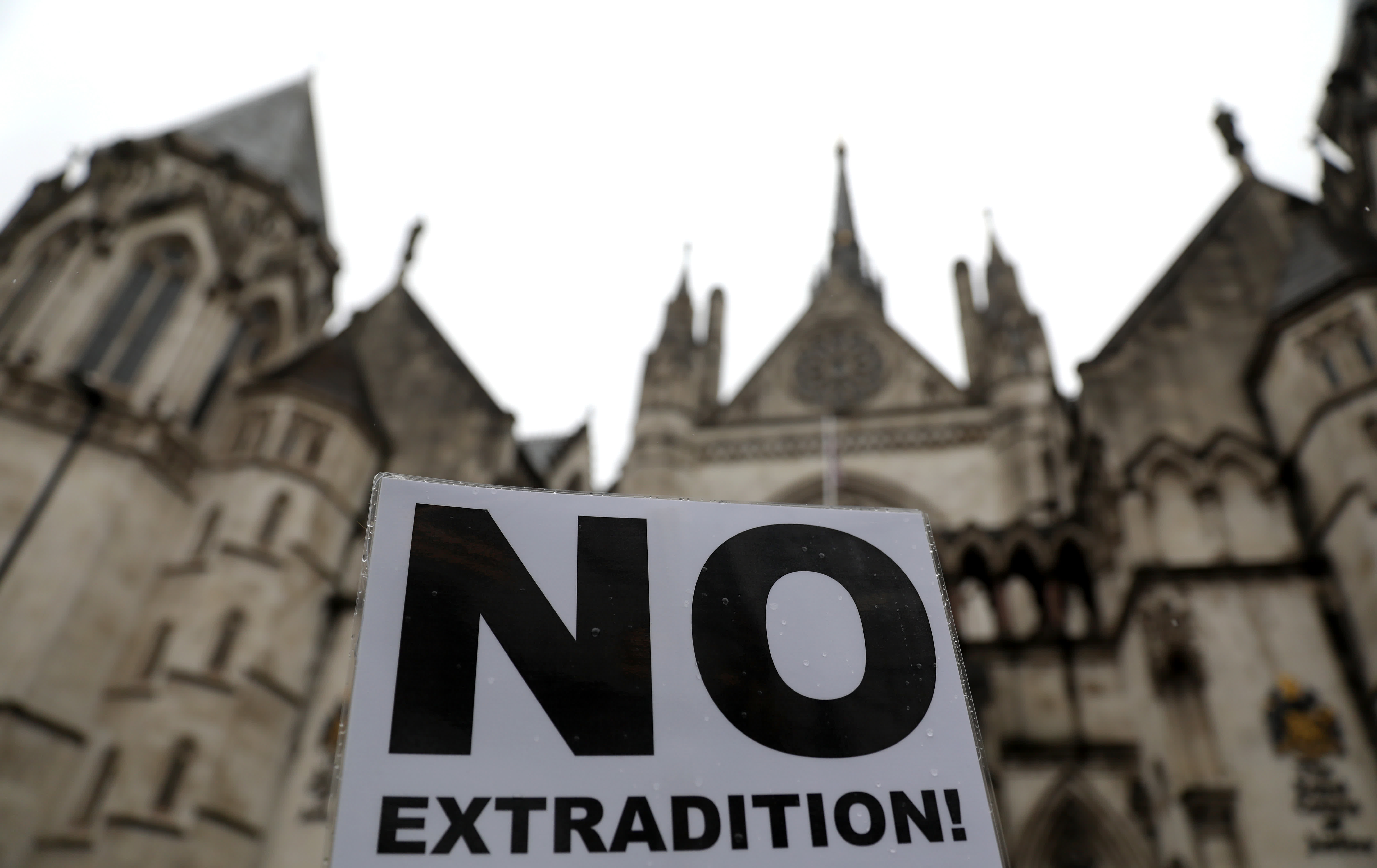 這是2月21日在位於倫敦的英國高等法院外拍攝的呼籲阻止將阿桑奇引渡至美國的標語牌。（新華社）