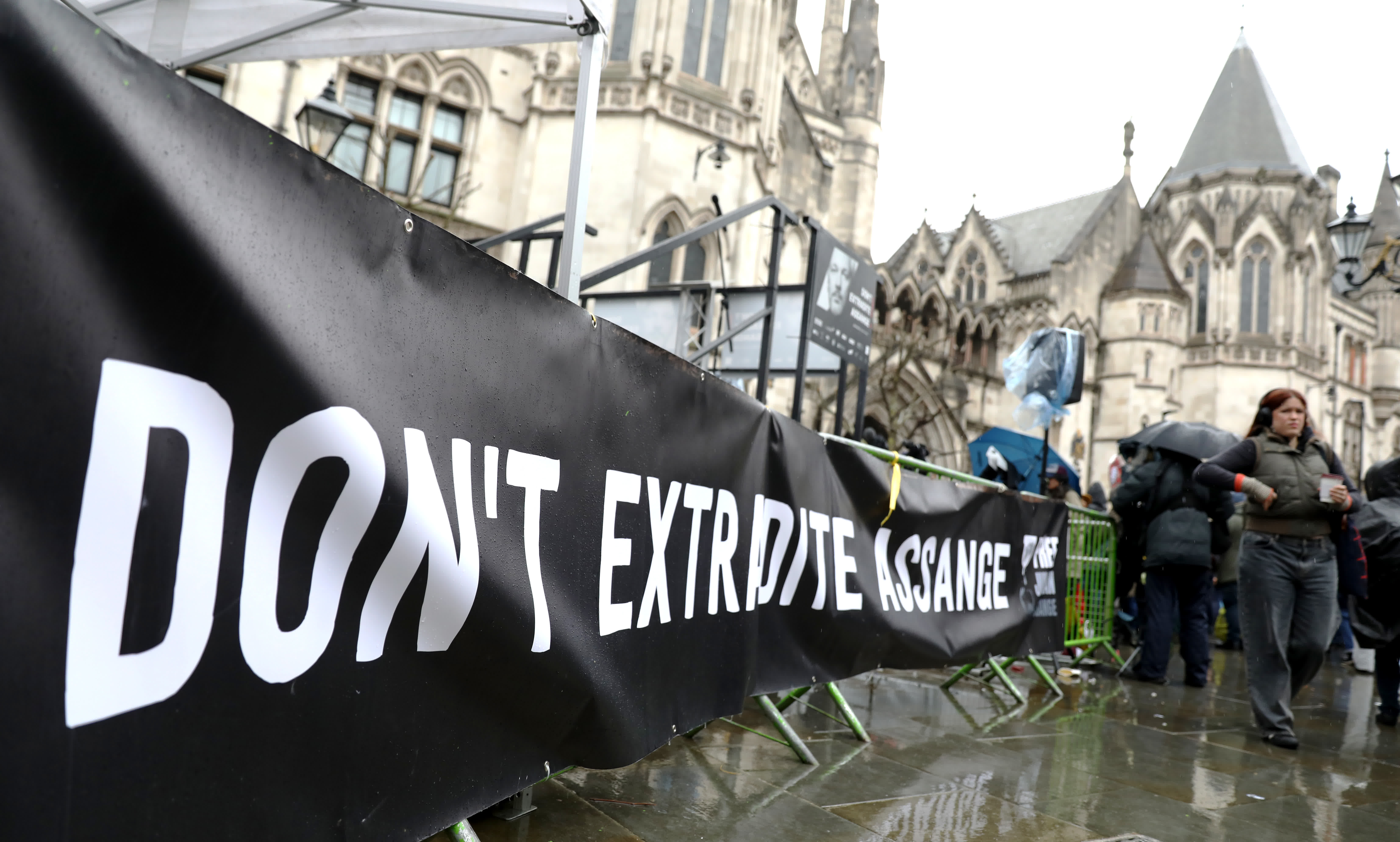 2月21日，人們在位於倫敦的英國高等法院外參加集會活動，呼籲阻止將阿桑奇引渡至美國。（新華社）
