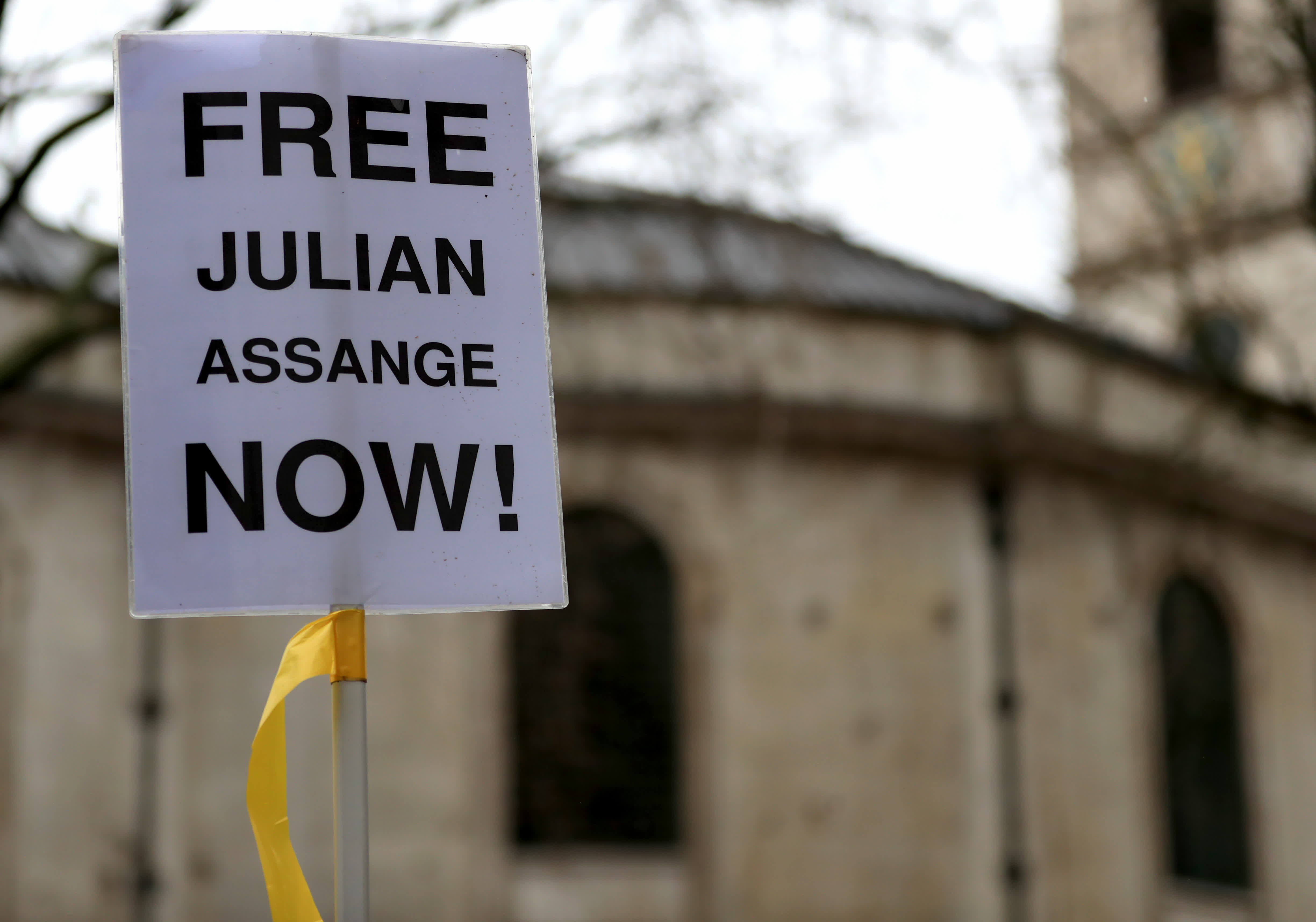 這是2月21日在位於倫敦的英國高等法院外拍攝的寫有「釋放阿桑奇」的標語牌。（新華社）