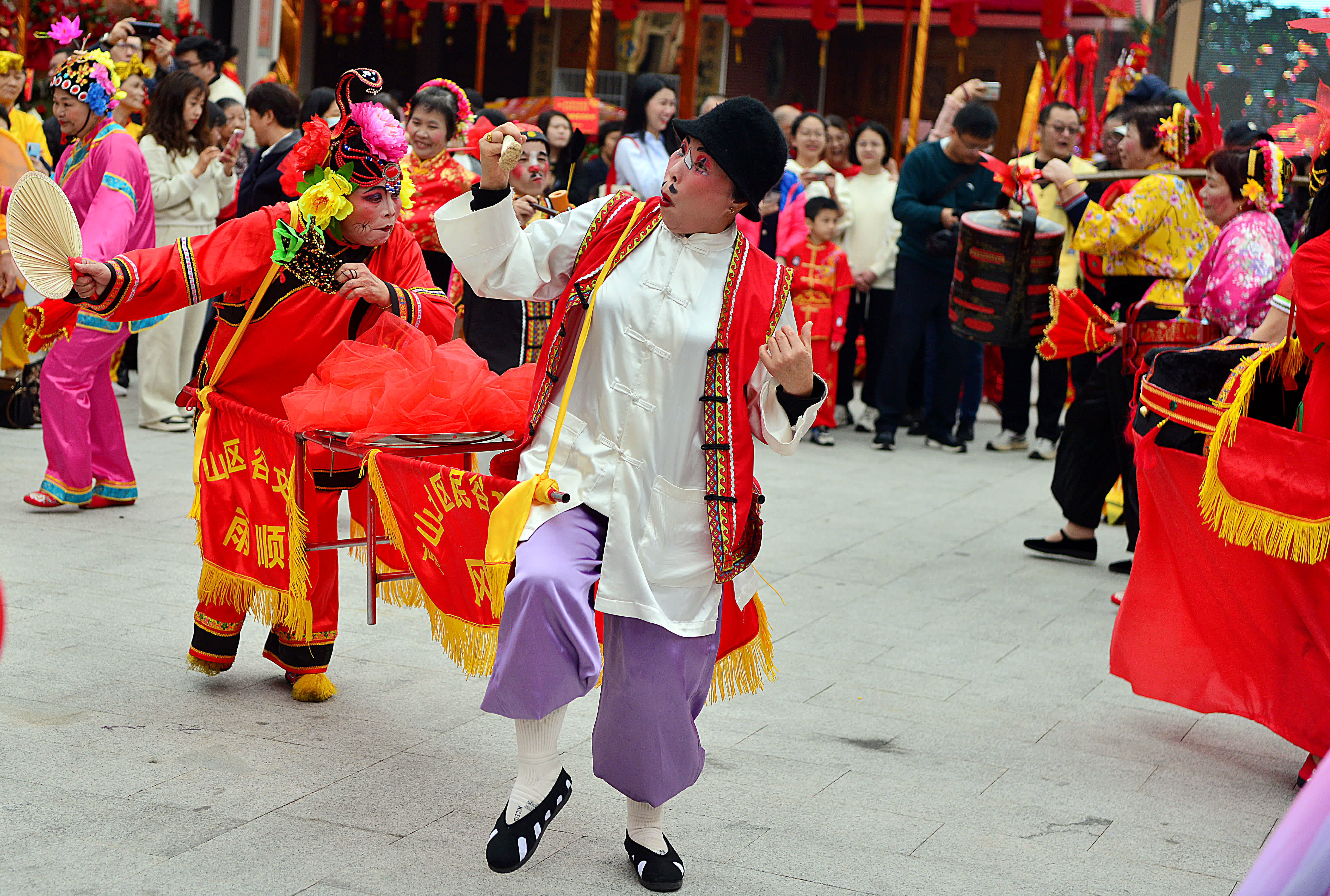 圖為福建泉州，活動現場的閩南民俗演出妙趣橫生。 （中新社）