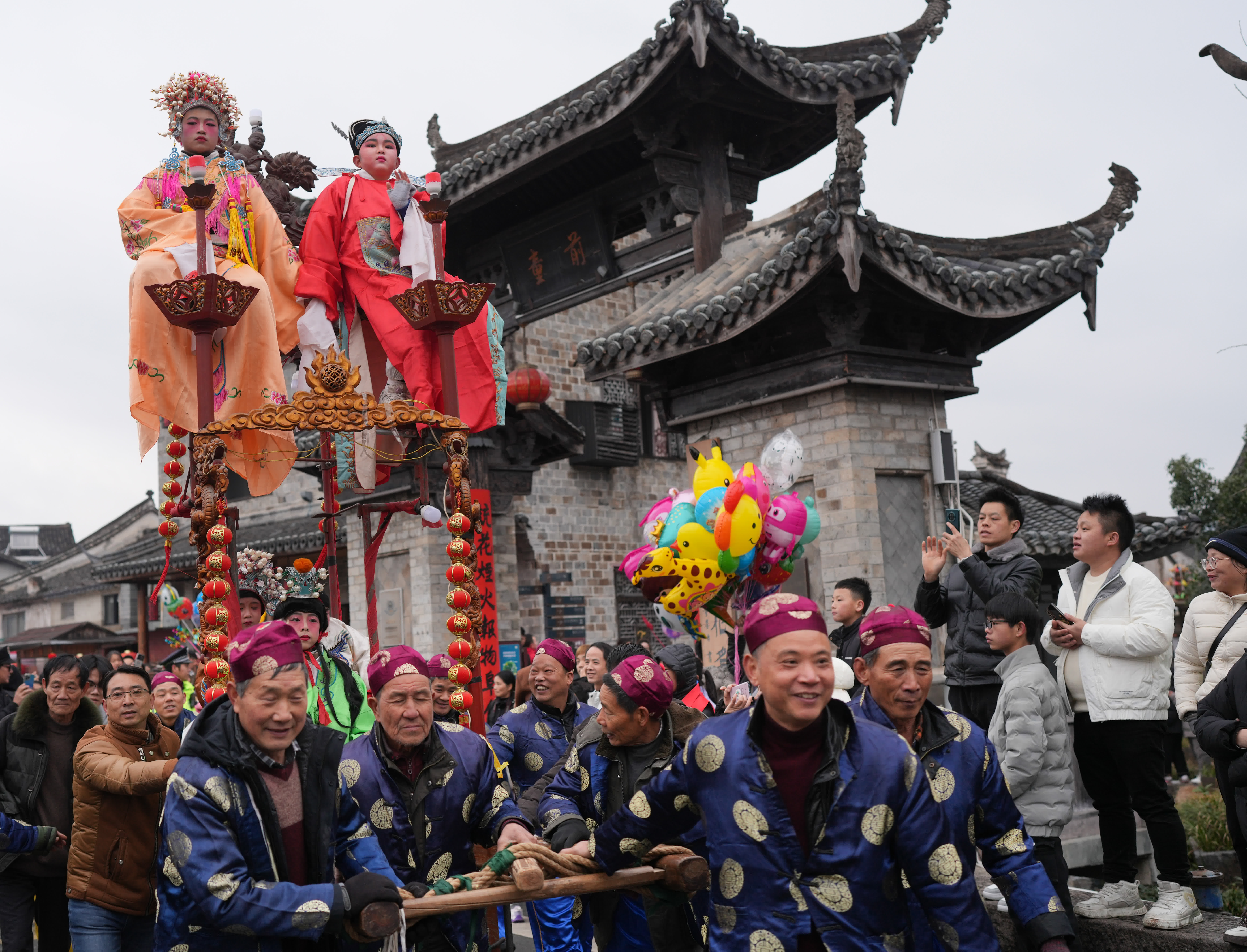 2月23日，村民推著鼓亭在古鎮巡遊。（新華社）