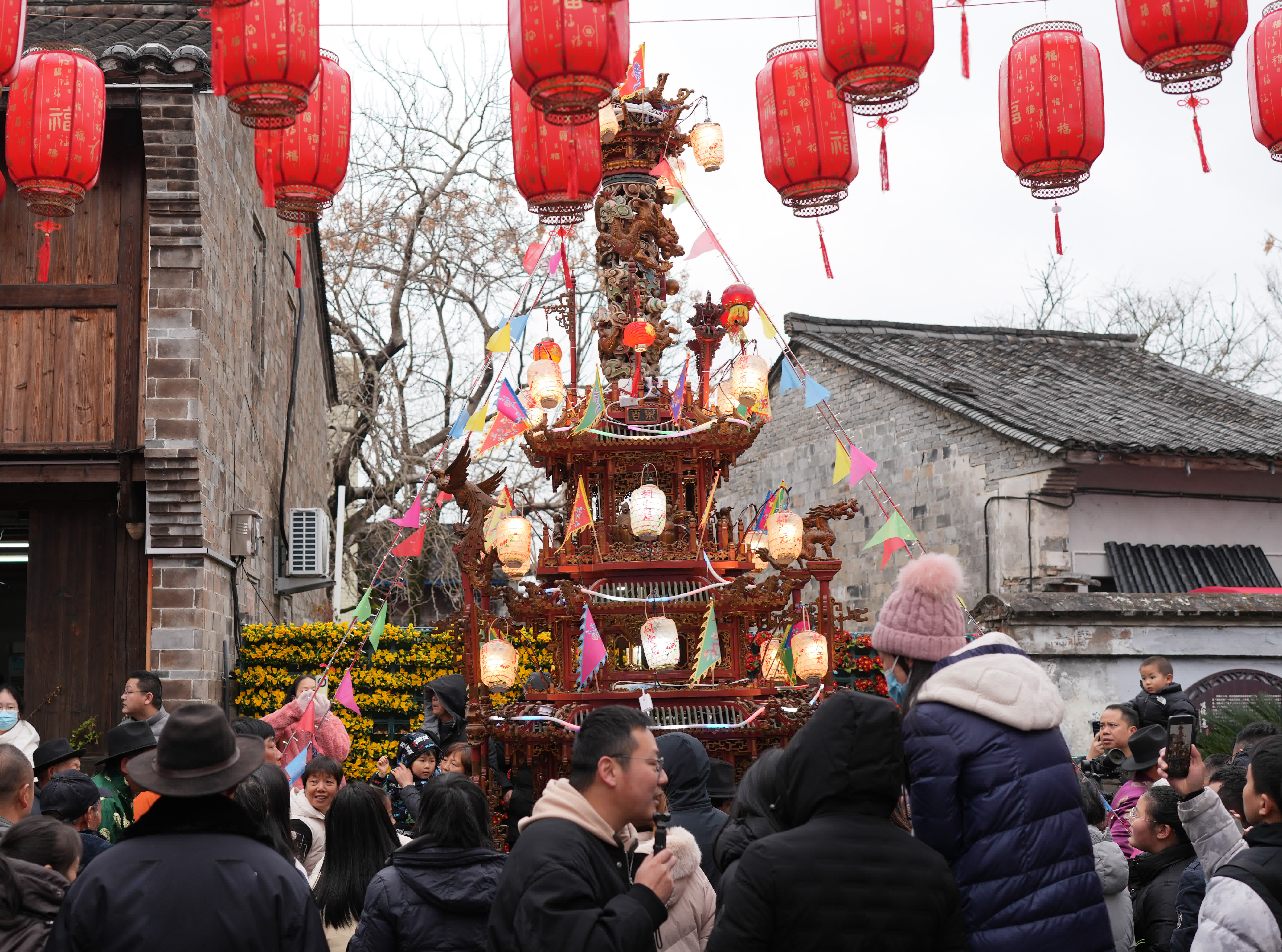 2月23日，村民和遊客在古鎮觀看表演。（新華社）