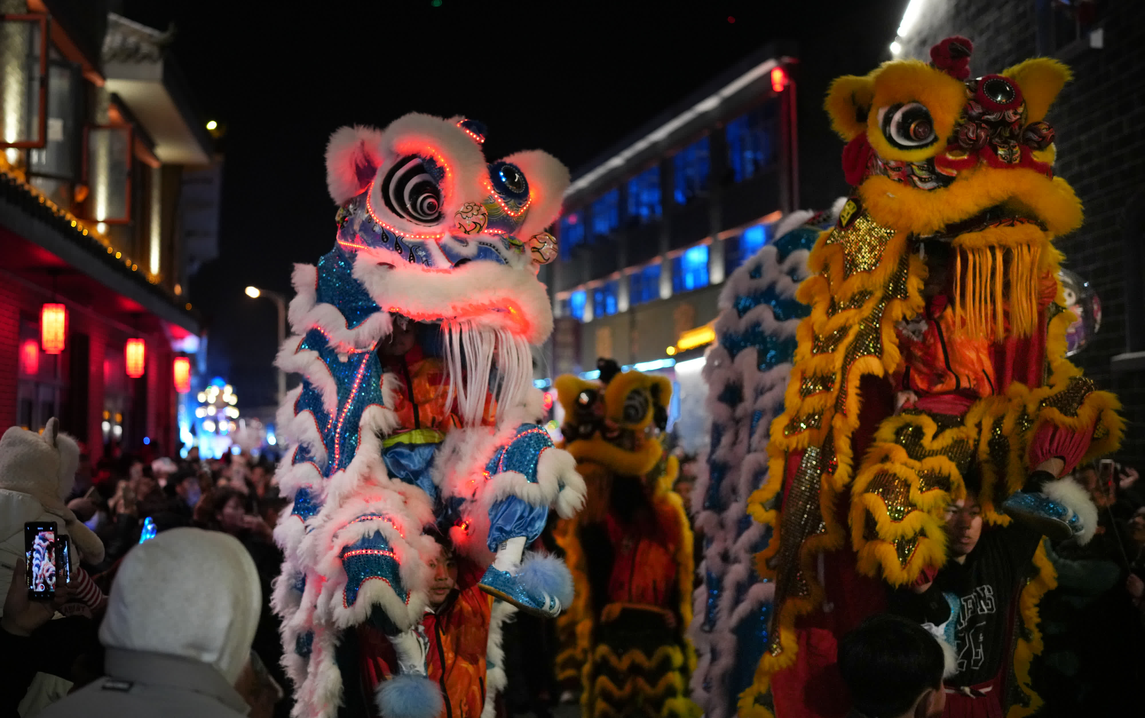 2月23日，舞獅隊在古鎮表演。（新華社）